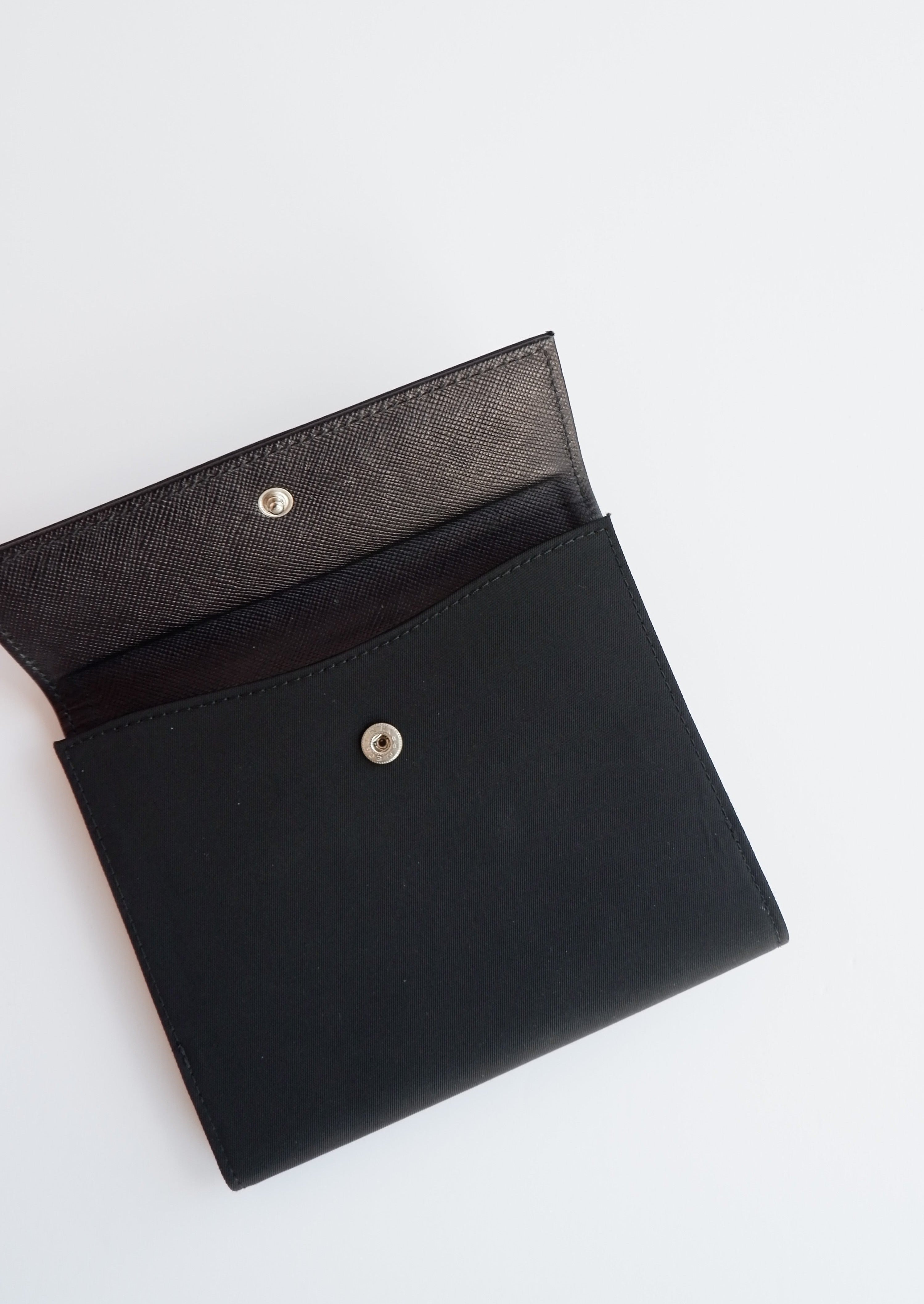 Portefeuille à deux volets carré Prada en toile enduite noire authentique d'occasion