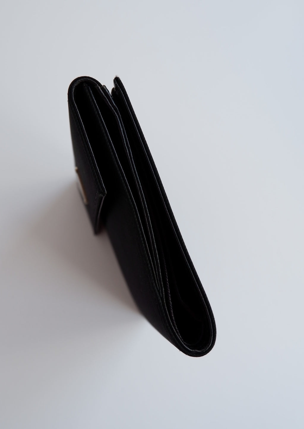 Portefeuille à deux volets carré Prada en toile enduite noire authentique d'occasion