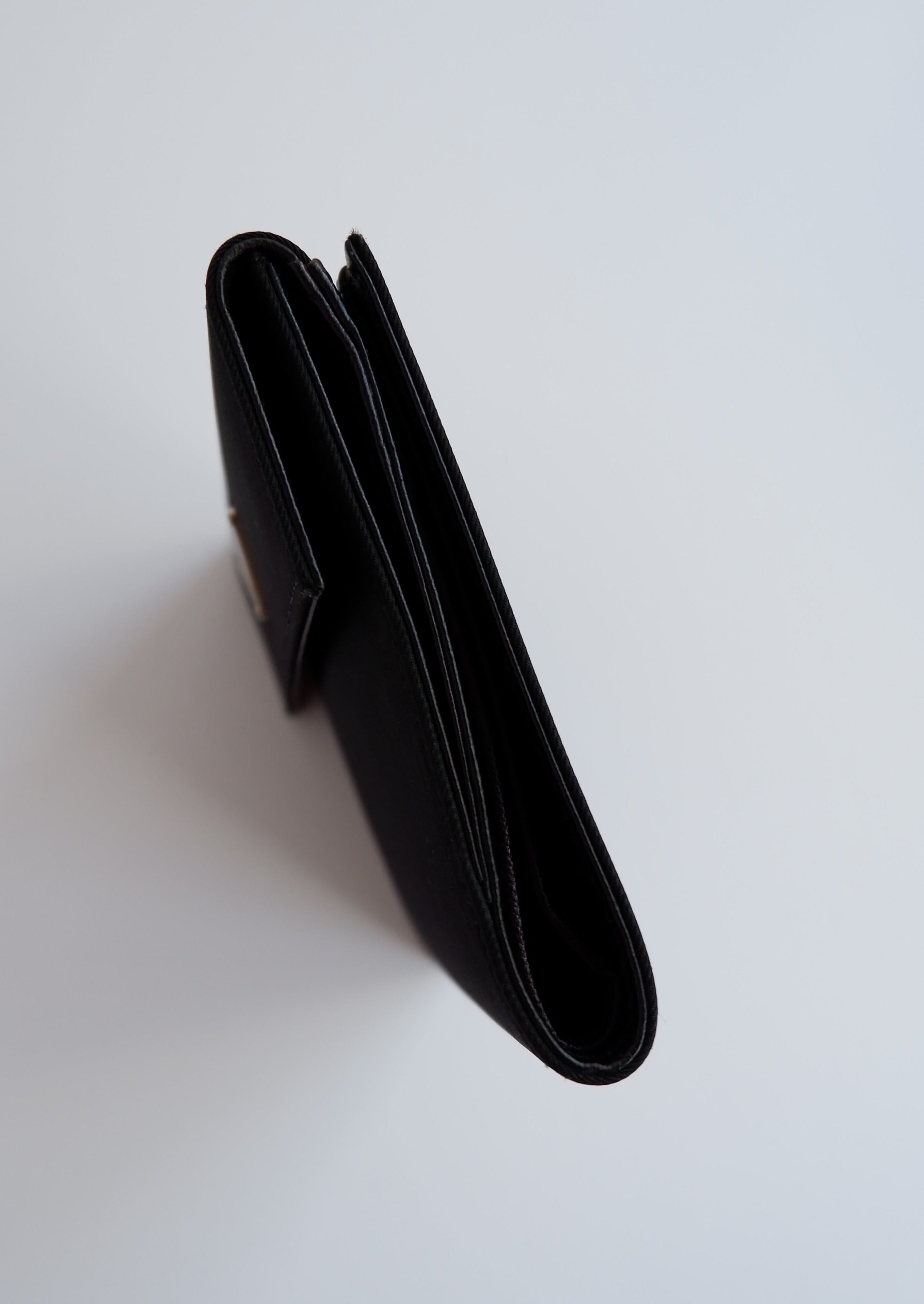 Portefeuille à deux volets carré Prada en toile enduite noire authentique d'occasion