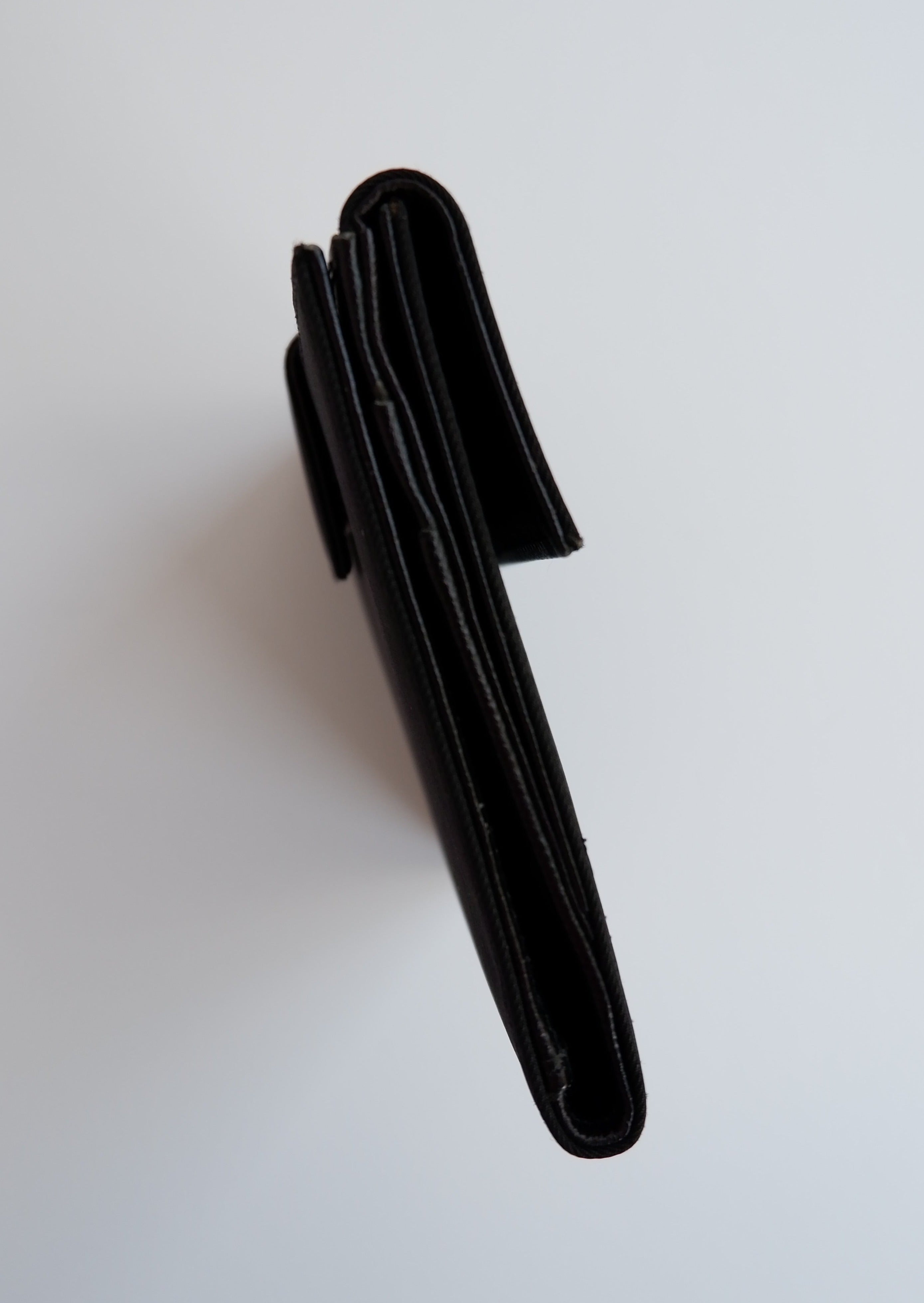 Portefeuille à deux volets carré Prada en toile enduite noire authentique d'occasion
