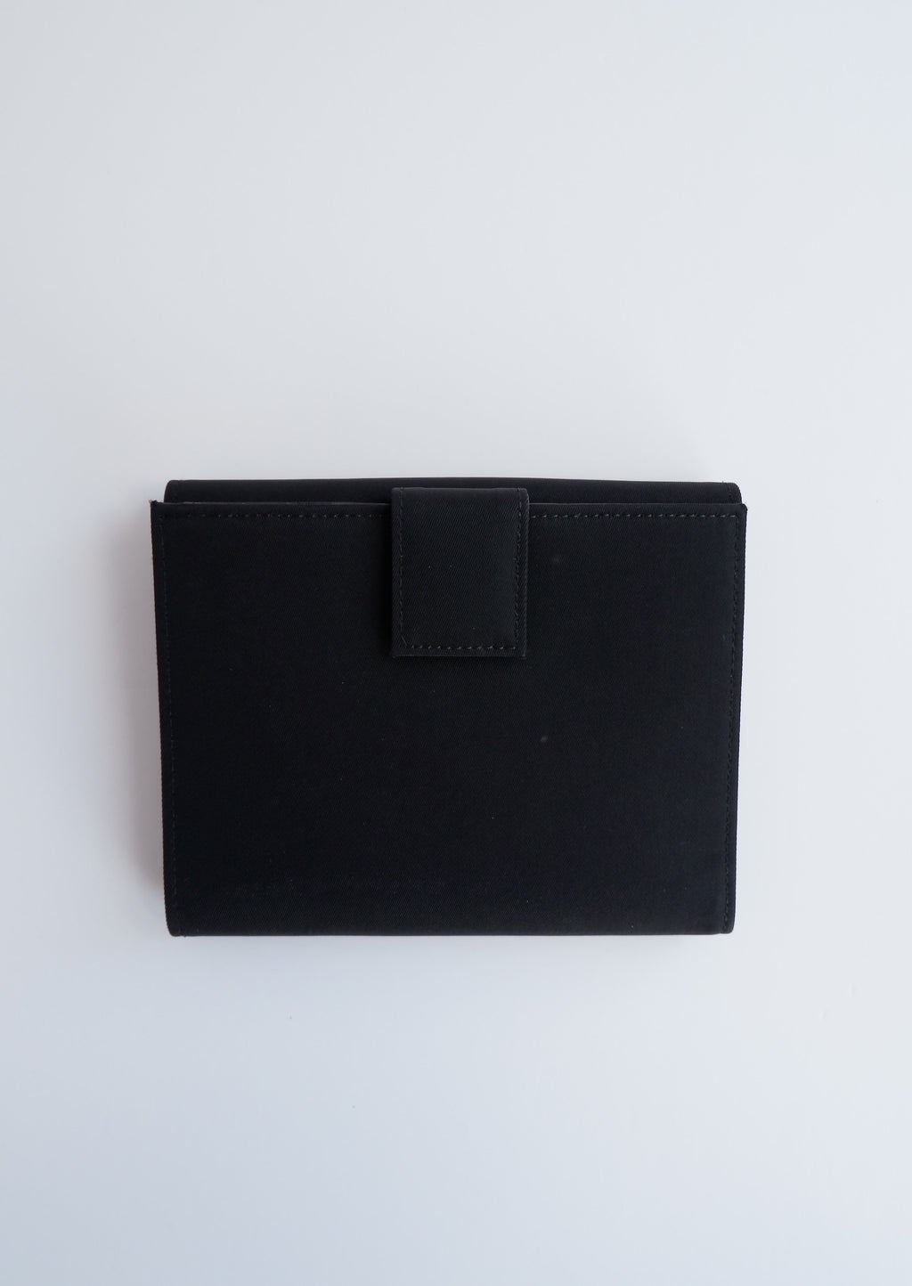 Portefeuille à deux volets carré Prada en toile enduite noire authentique d'occasion