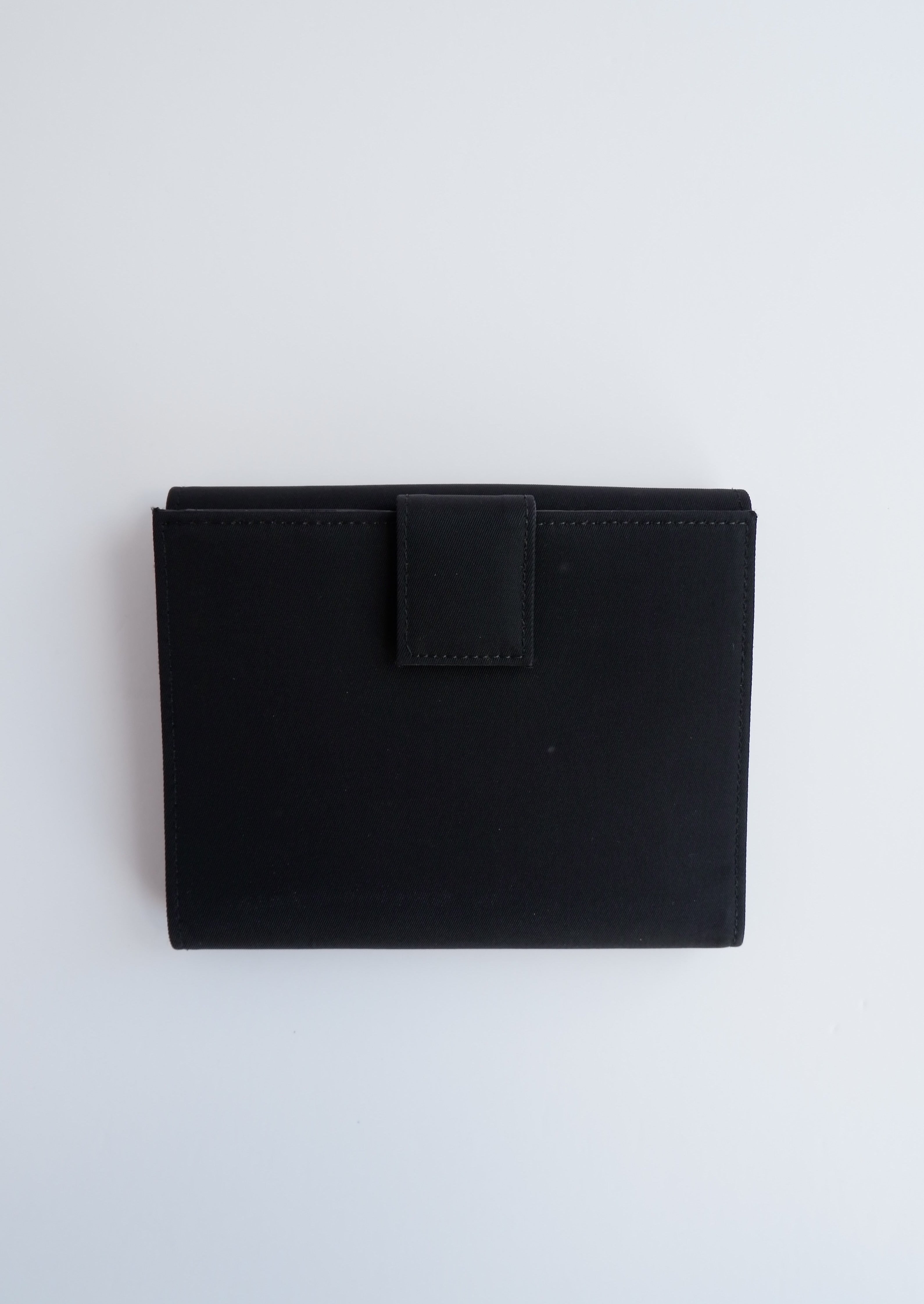 Portefeuille à deux volets carré Prada en toile enduite noire authentique d'occasion