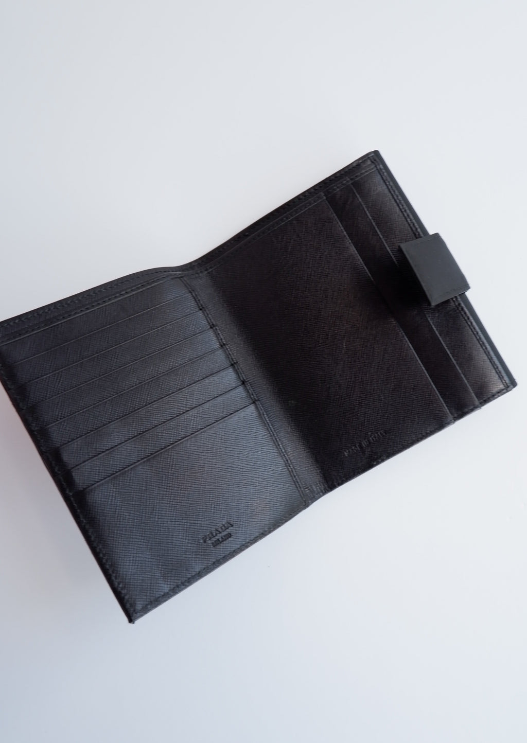 Portefeuille à deux volets carré Prada en toile enduite noire authentique d'occasion