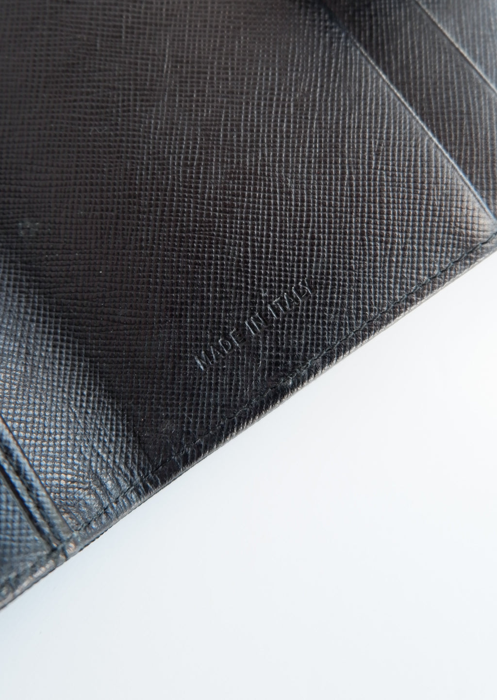 Portefeuille à deux volets carré Prada en toile enduite noire authentique d'occasion