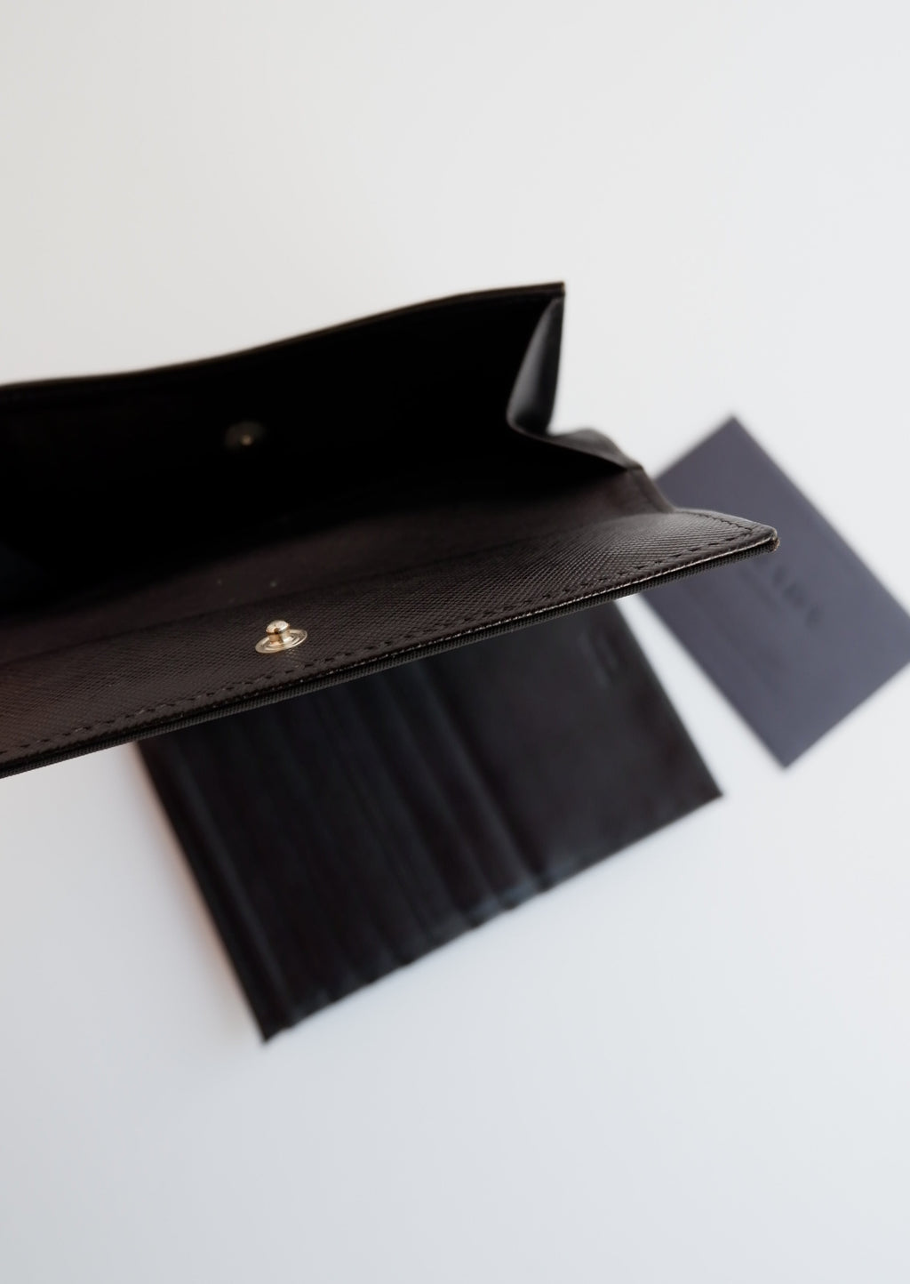 Portefeuille à deux volets carré Prada en toile enduite noire authentique d'occasion