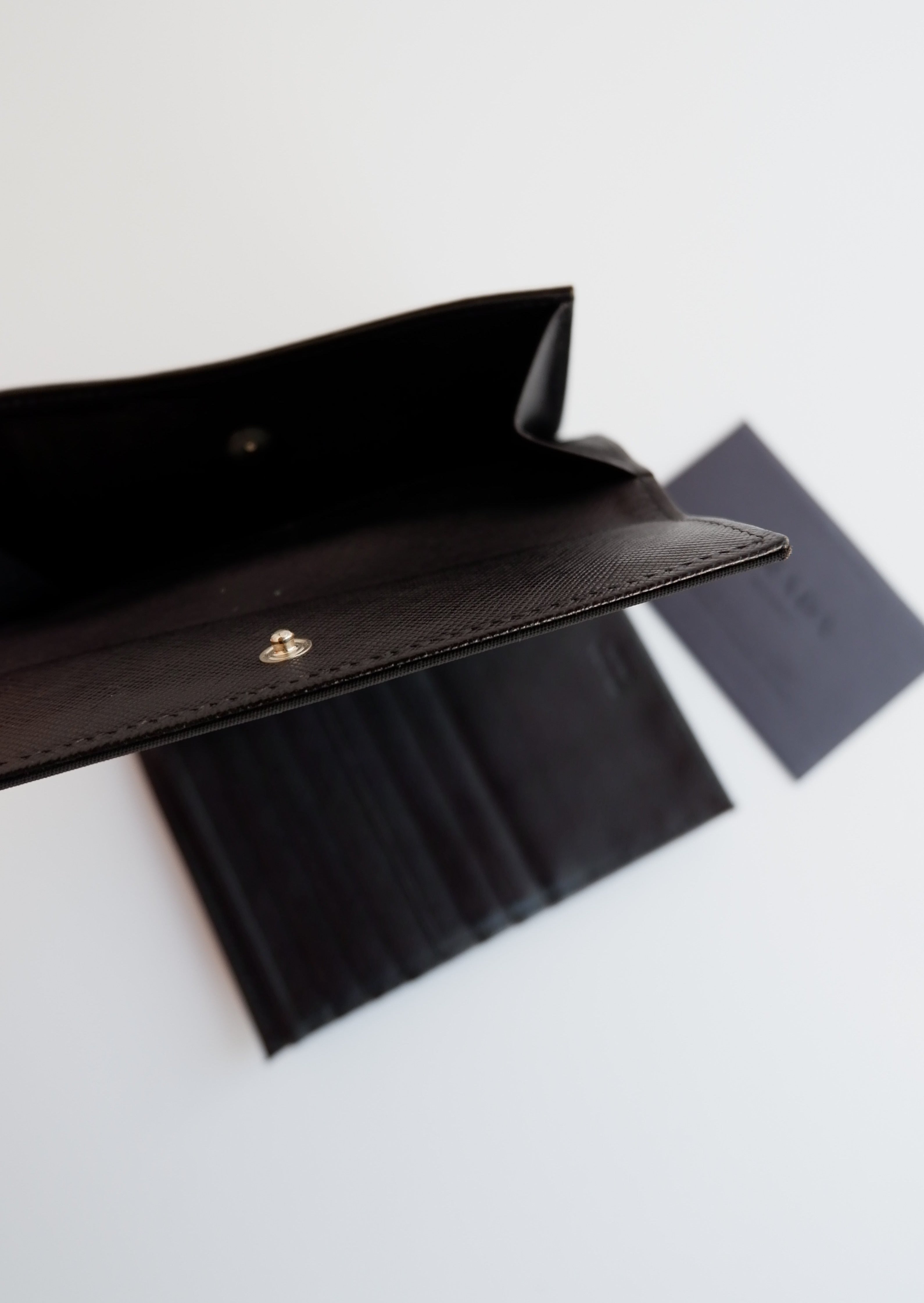 Portefeuille à deux volets carré Prada en toile enduite noire authentique d'occasion