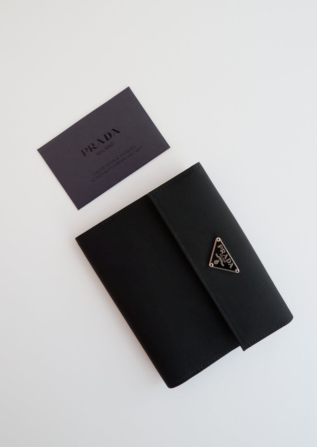 Portefeuille à deux volets carré Prada en toile enduite noire authentique d'occasion