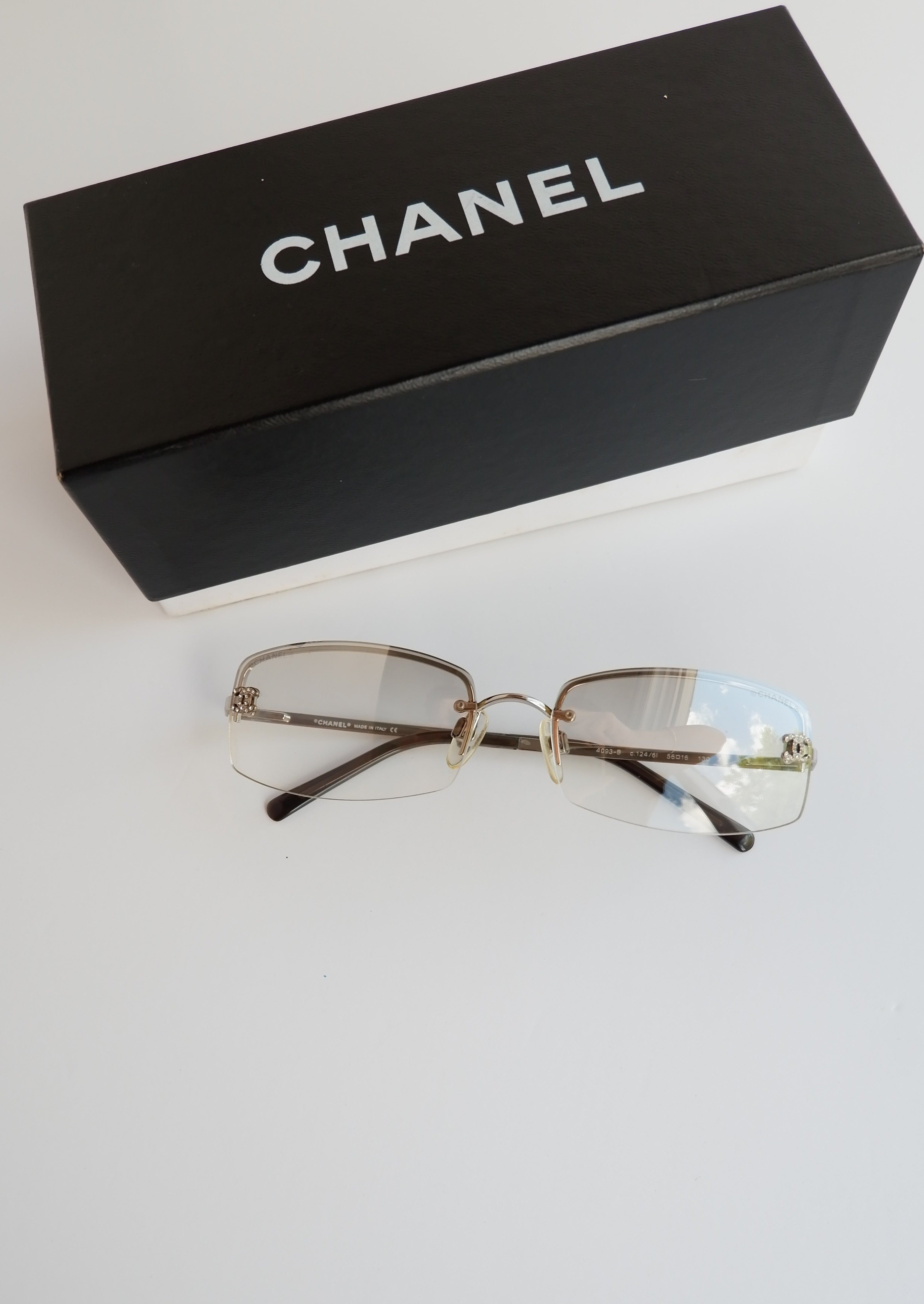 Authentiques lunettes de soleil Chanel Y2K d'occasion à monture carrée avec logo CC transparent