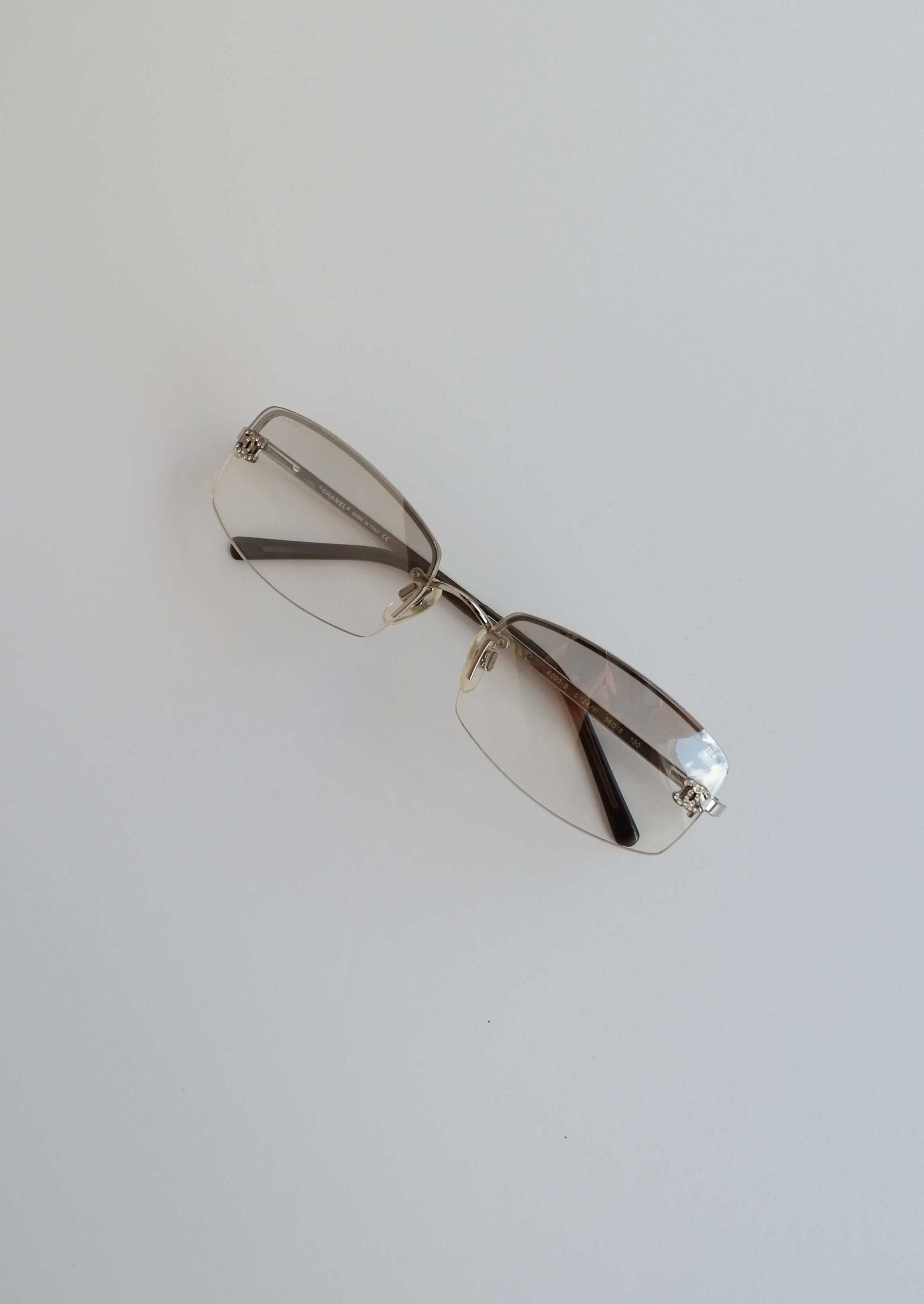 Authentiques lunettes de soleil Chanel Y2K d'occasion à monture carrée avec logo CC transparent