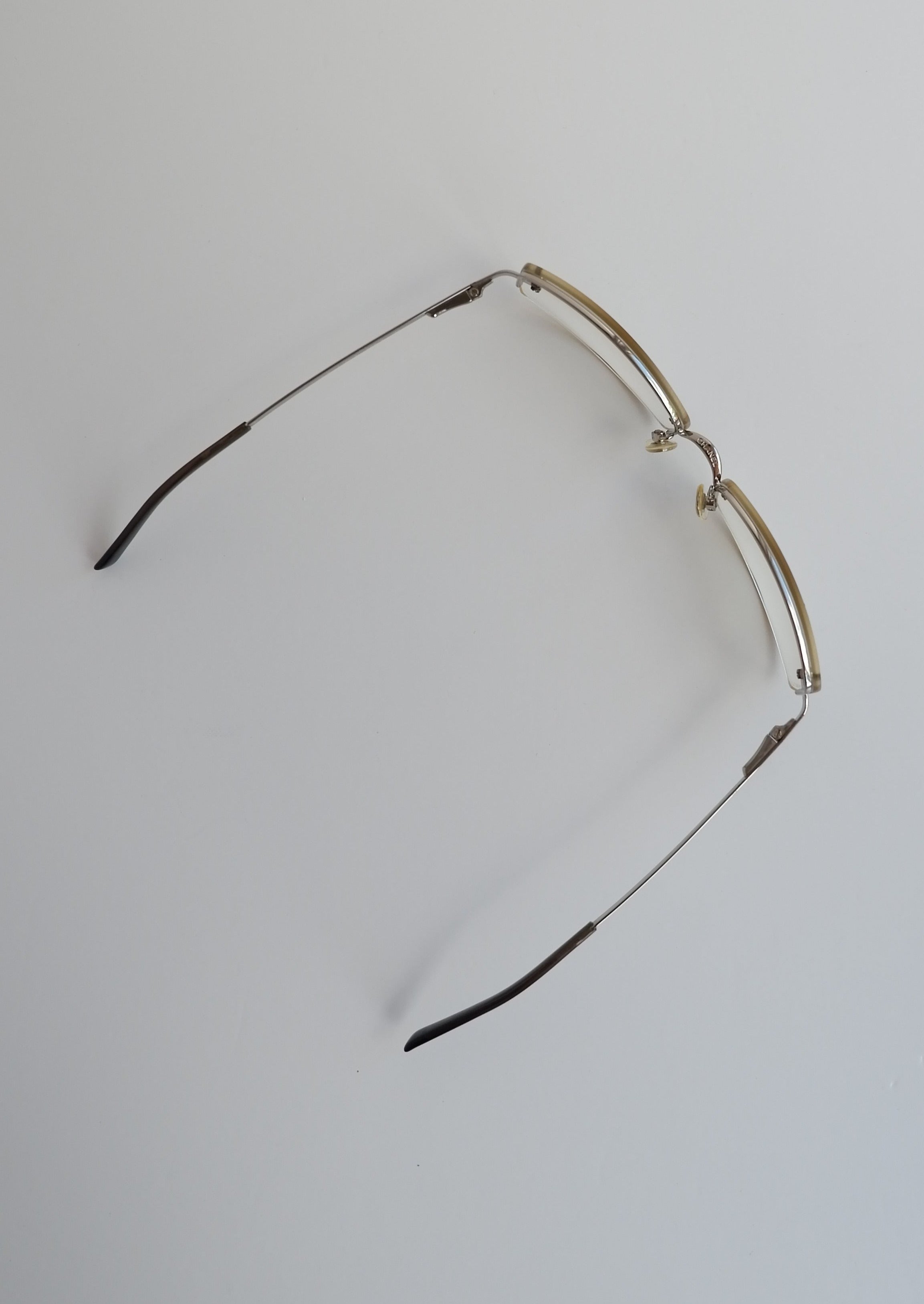Authentiques lunettes de soleil Chanel Y2K d'occasion à monture carrée avec logo CC transparent