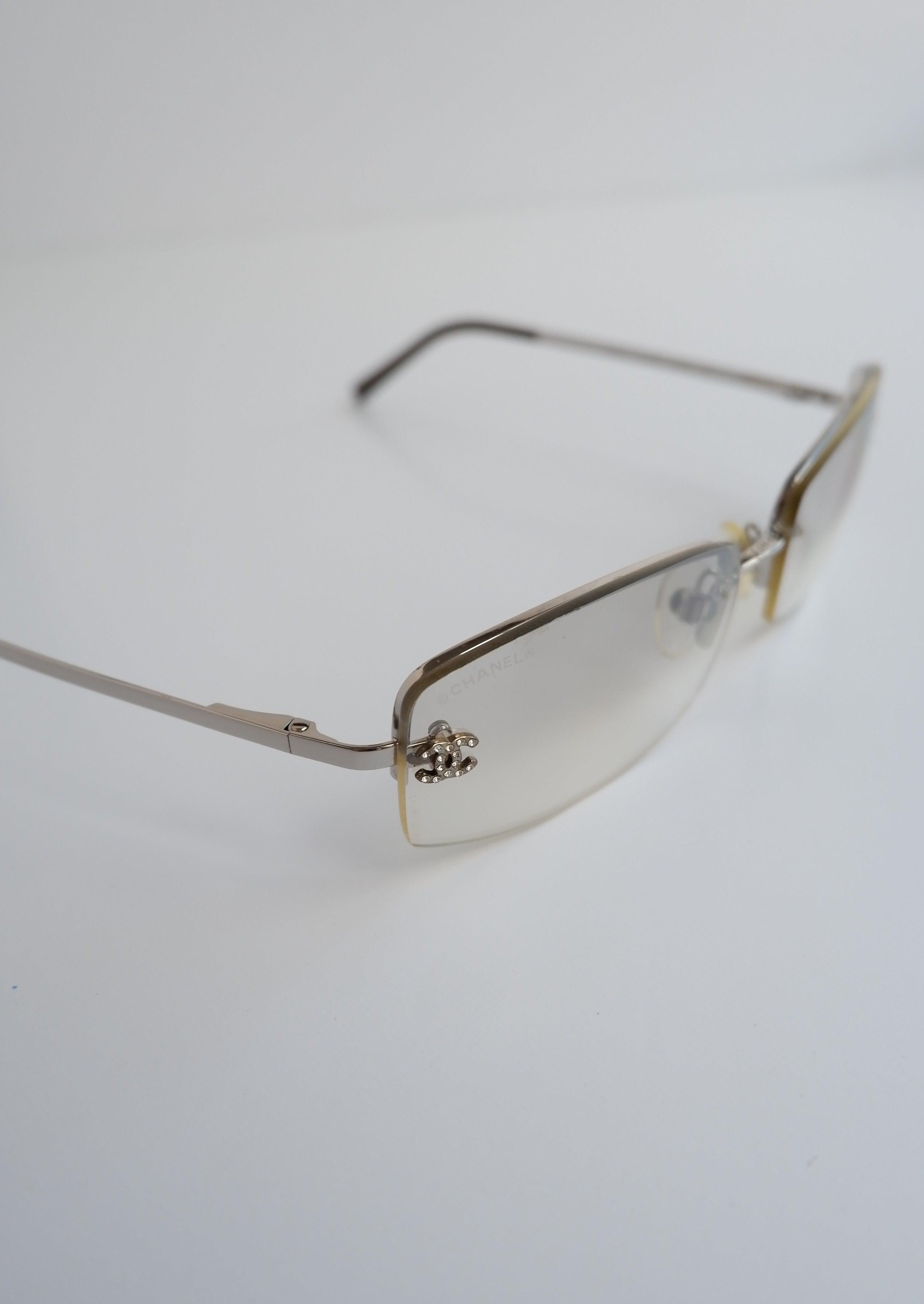 Authentiques lunettes de soleil Chanel Y2K d'occasion à monture carrée avec logo CC transparent