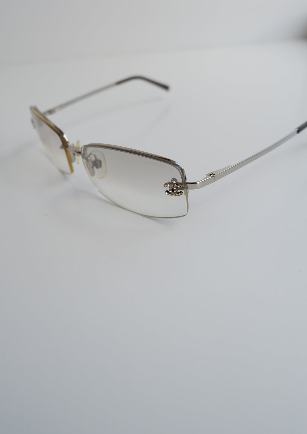Authentiques lunettes de soleil Chanel Y2K d'occasion à monture carrée avec logo CC transparent
