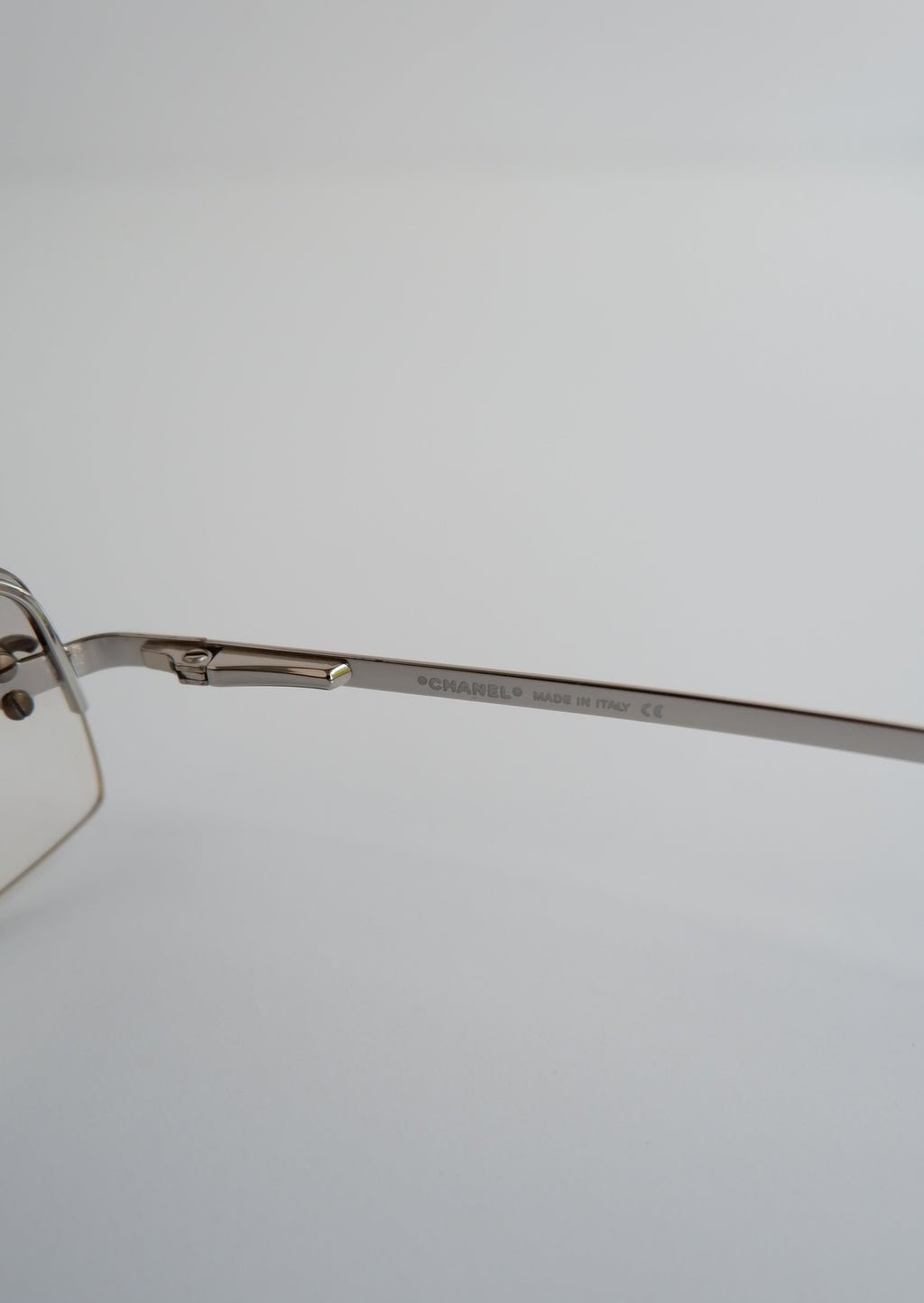 Authentiques lunettes de soleil Chanel Y2K d'occasion à monture carrée avec logo CC transparent