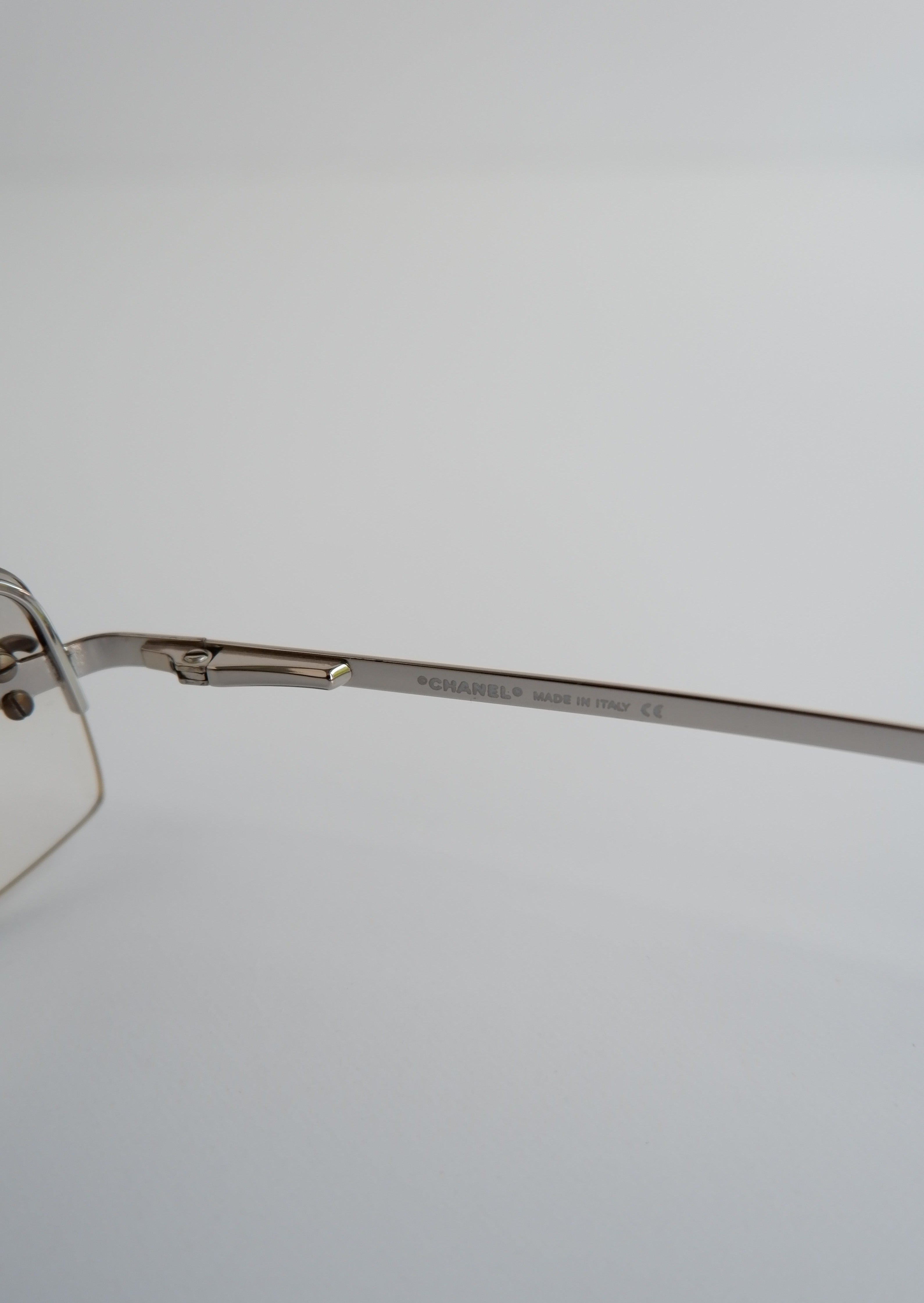 Authentiques lunettes de soleil Chanel Y2K d'occasion à monture carrée avec logo CC transparent