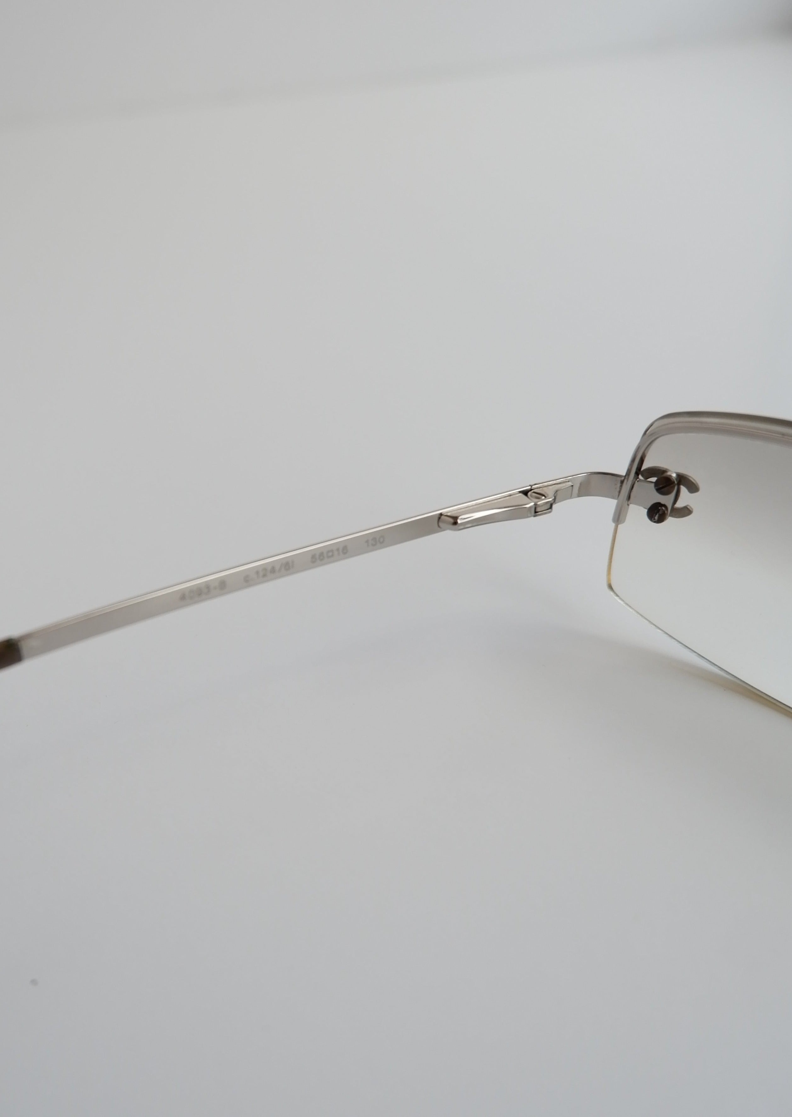 Authentiques lunettes de soleil Chanel Y2K d'occasion à monture carrée avec logo CC transparent