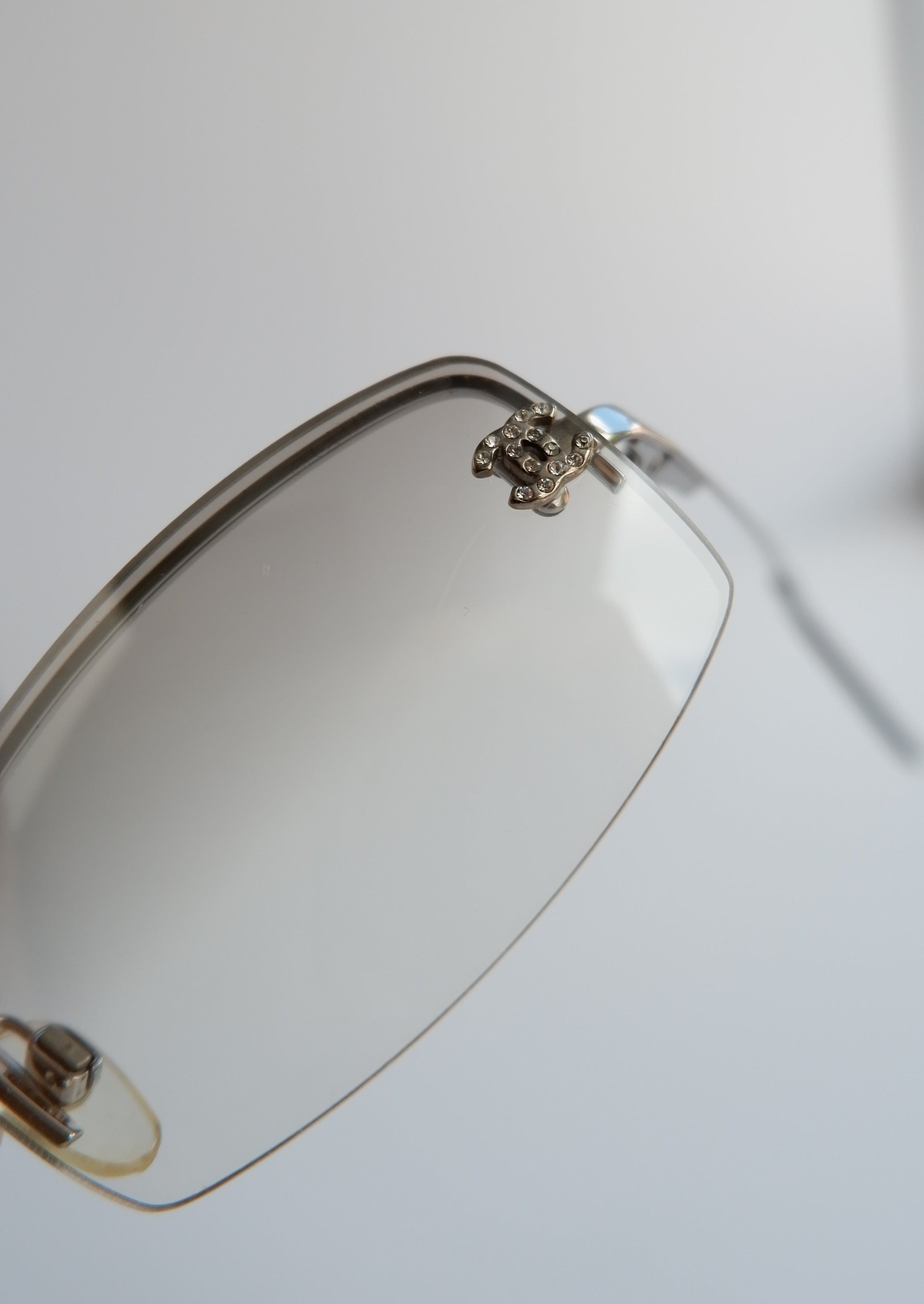 Authentiques lunettes de soleil Chanel Y2K d'occasion à monture carrée avec logo CC transparent