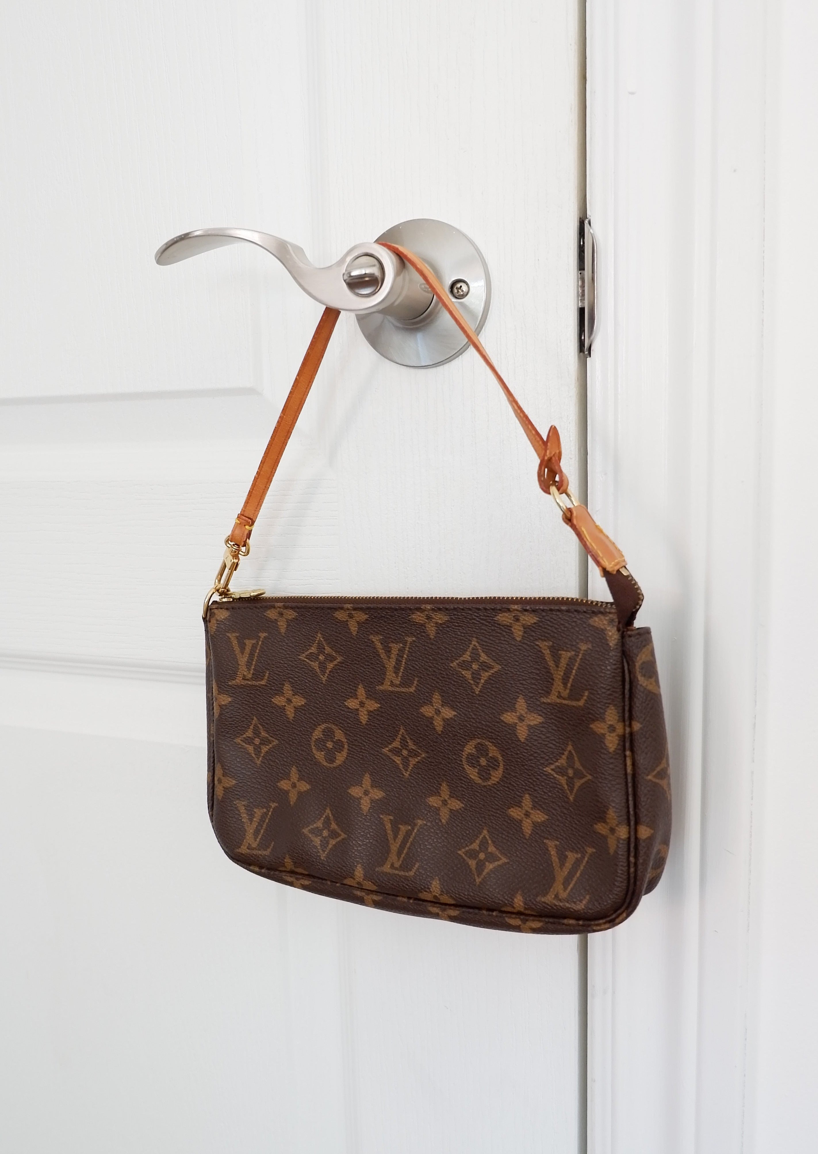 Sac à bandoulière Louis Vuitton Pochette Accessoires monogramme authentique d'occasion