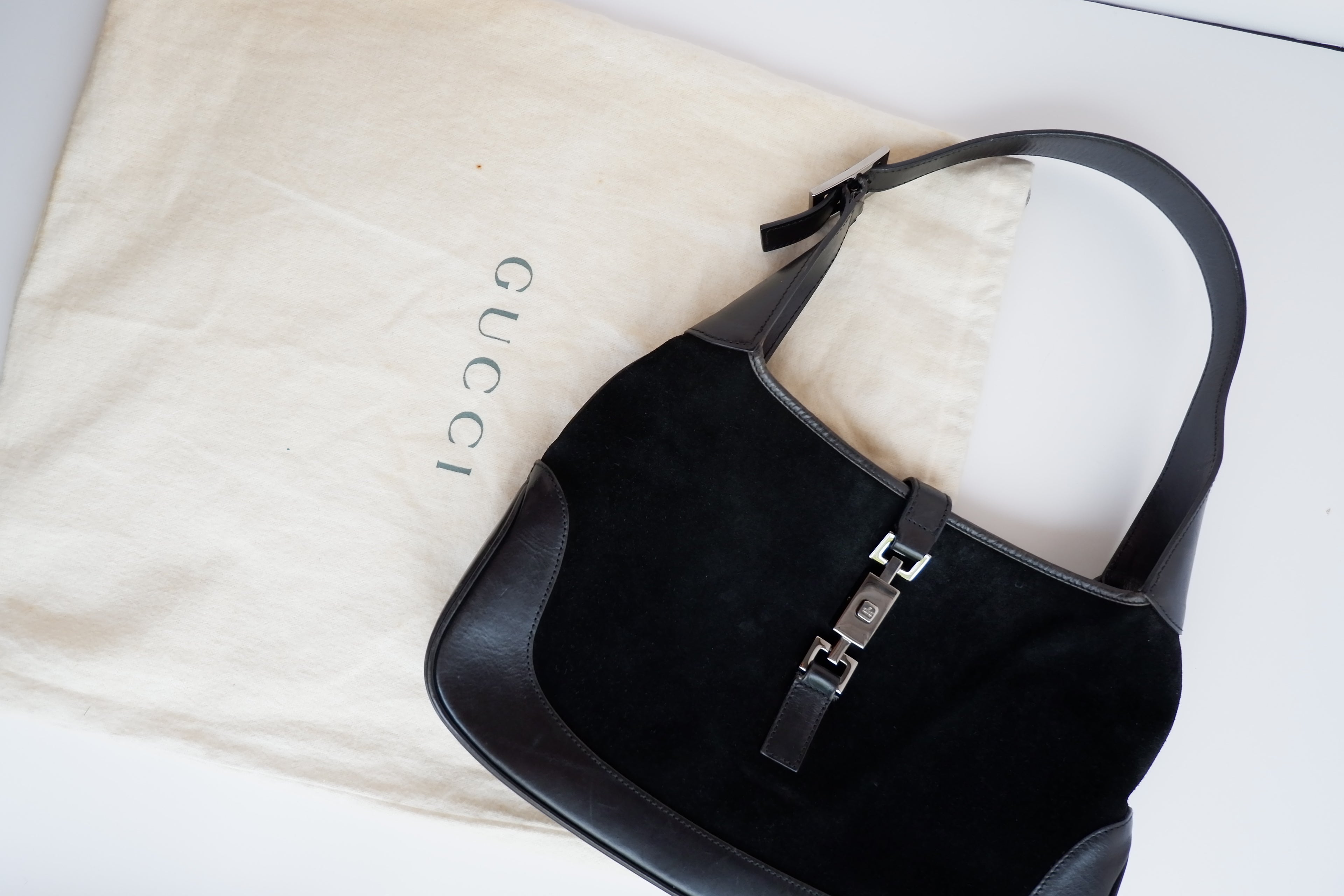 Authentique sac à bandoulière Gucci Jackie noir d'occasion