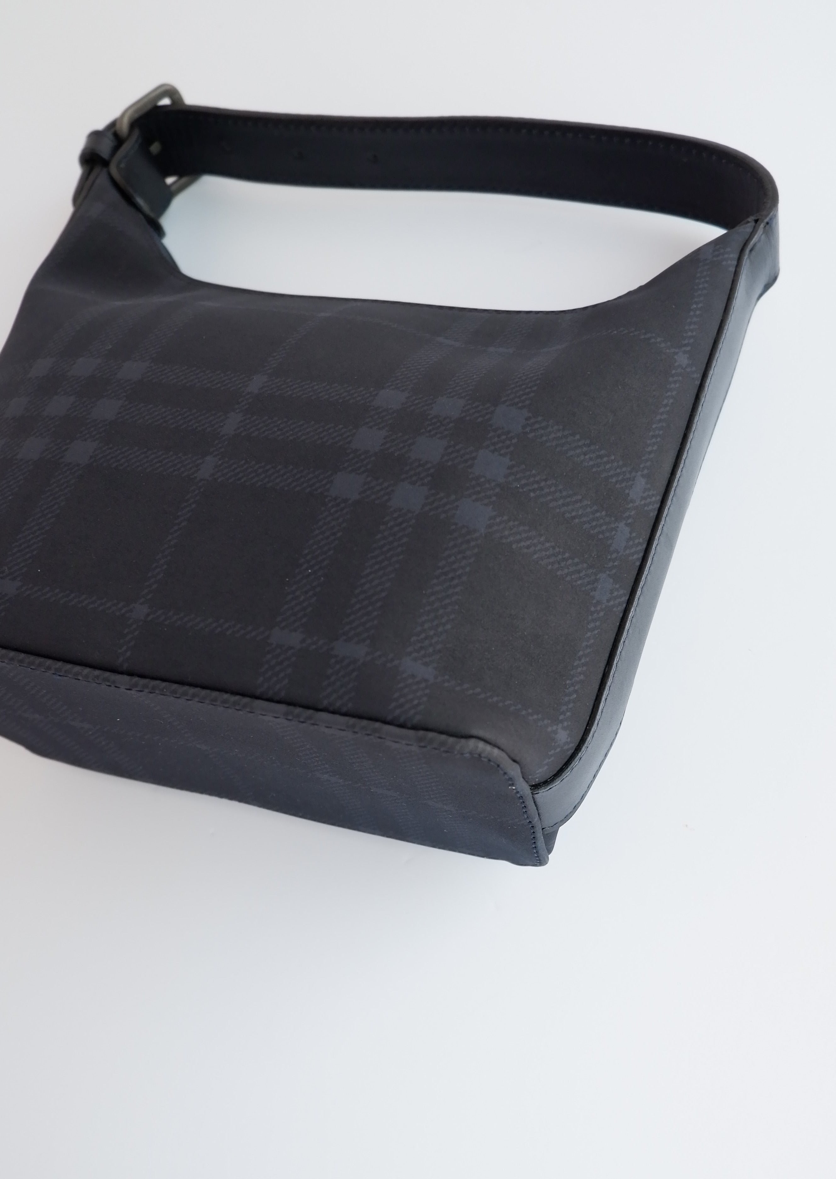 Authentique sac à main micro Burberry noir en toile d'occasion