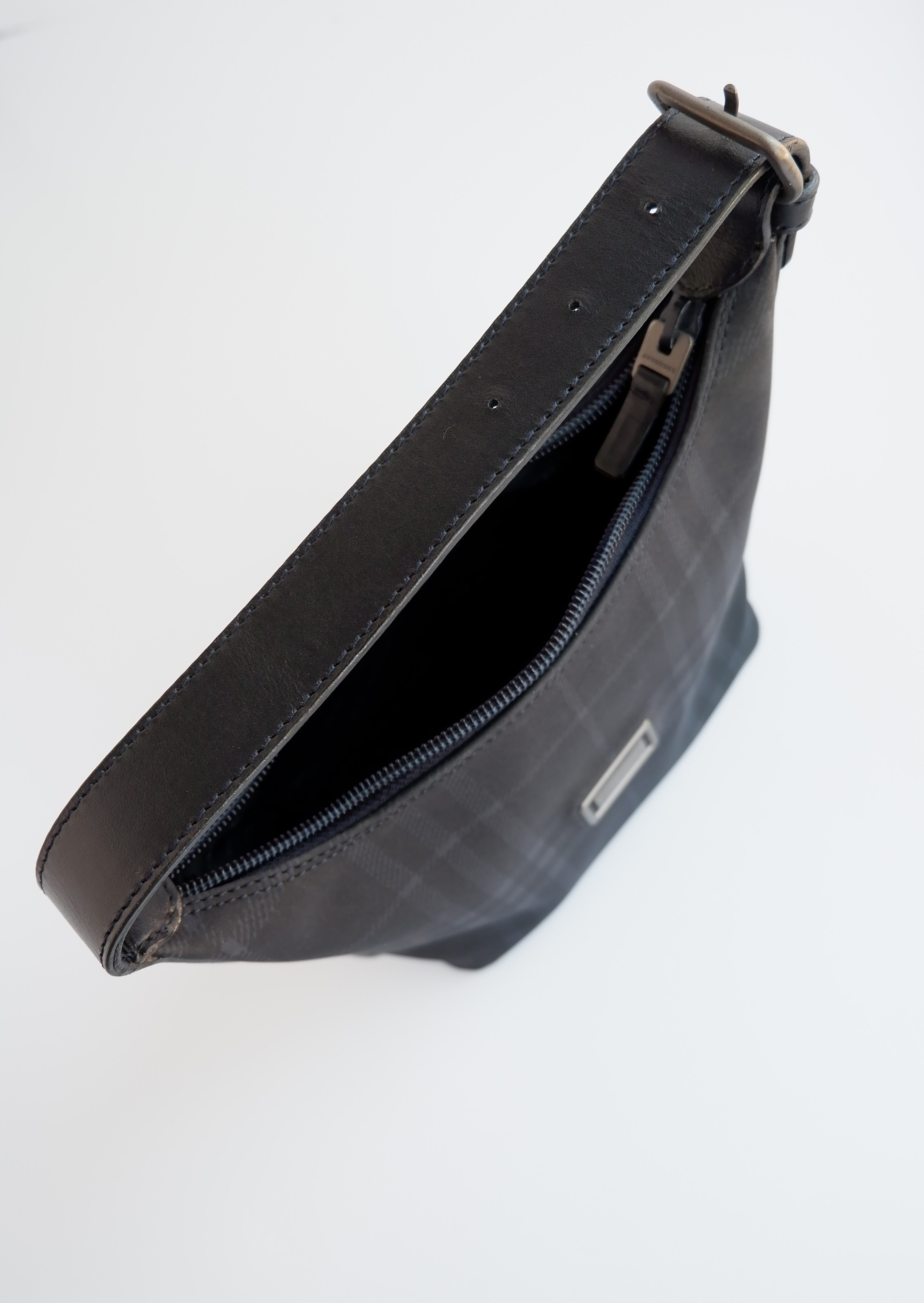 Authentique sac à main micro Burberry noir en toile d'occasion