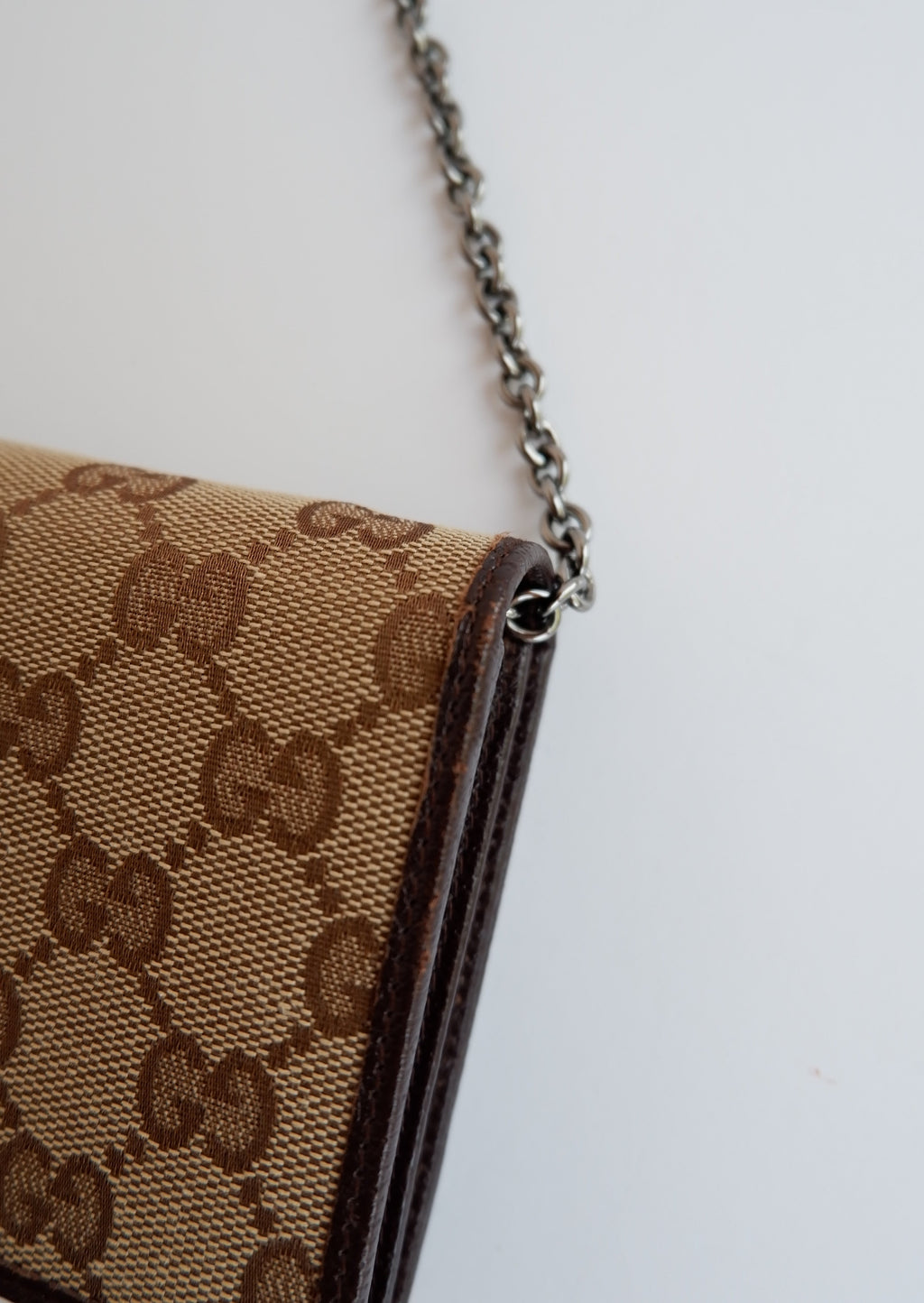 Sac à bandoulière Gucci d'occasion authentique avec imprimé GG et chaîne