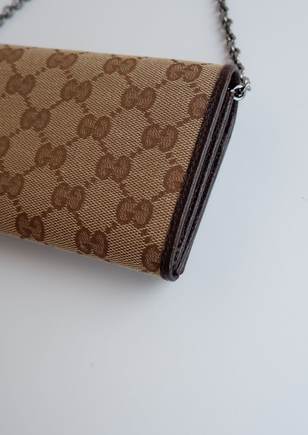 Sac à bandoulière Gucci d'occasion authentique avec imprimé GG et chaîne