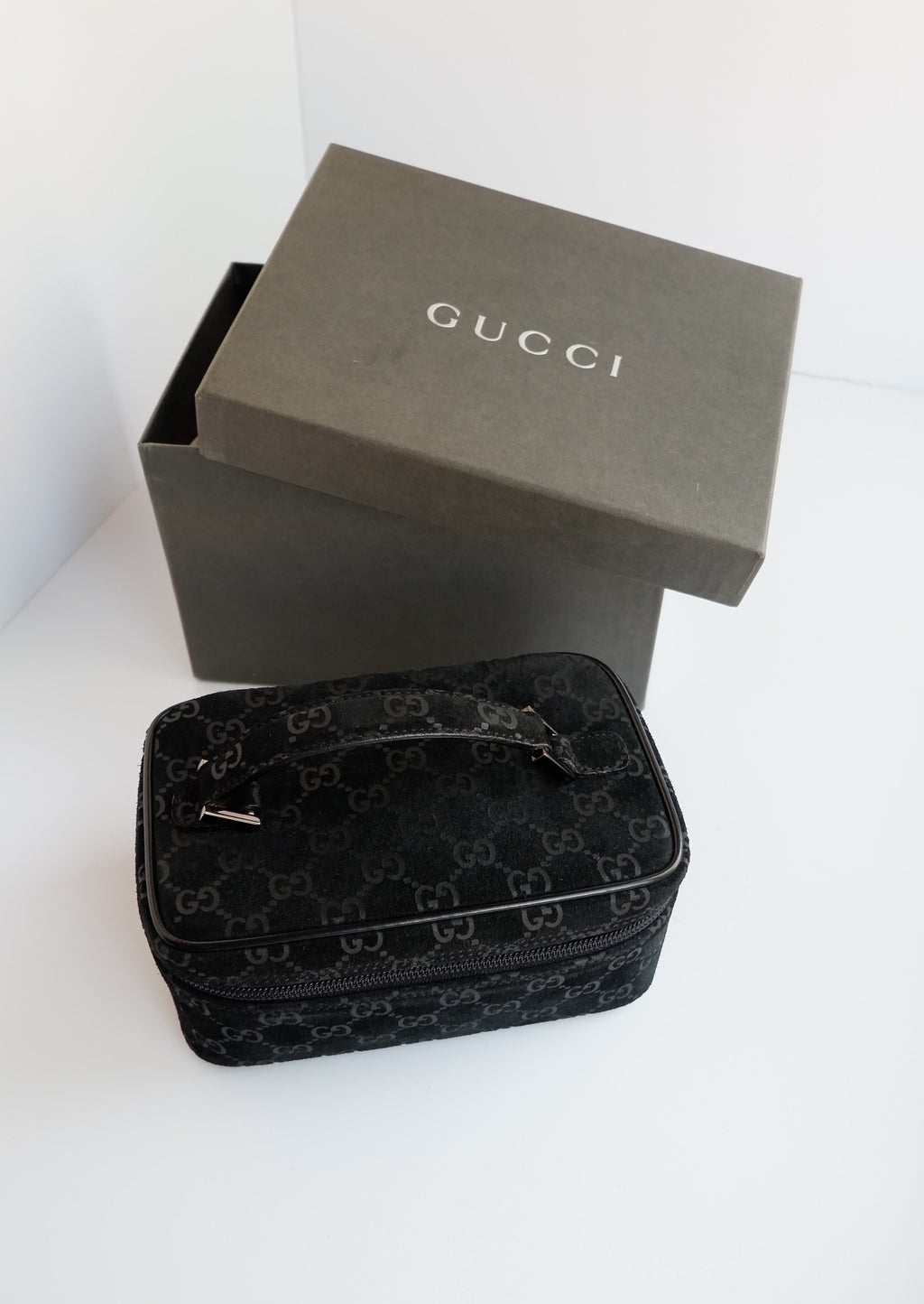 Authentique sac vanity Gucci en daim noir imprimé GG, d'occasion