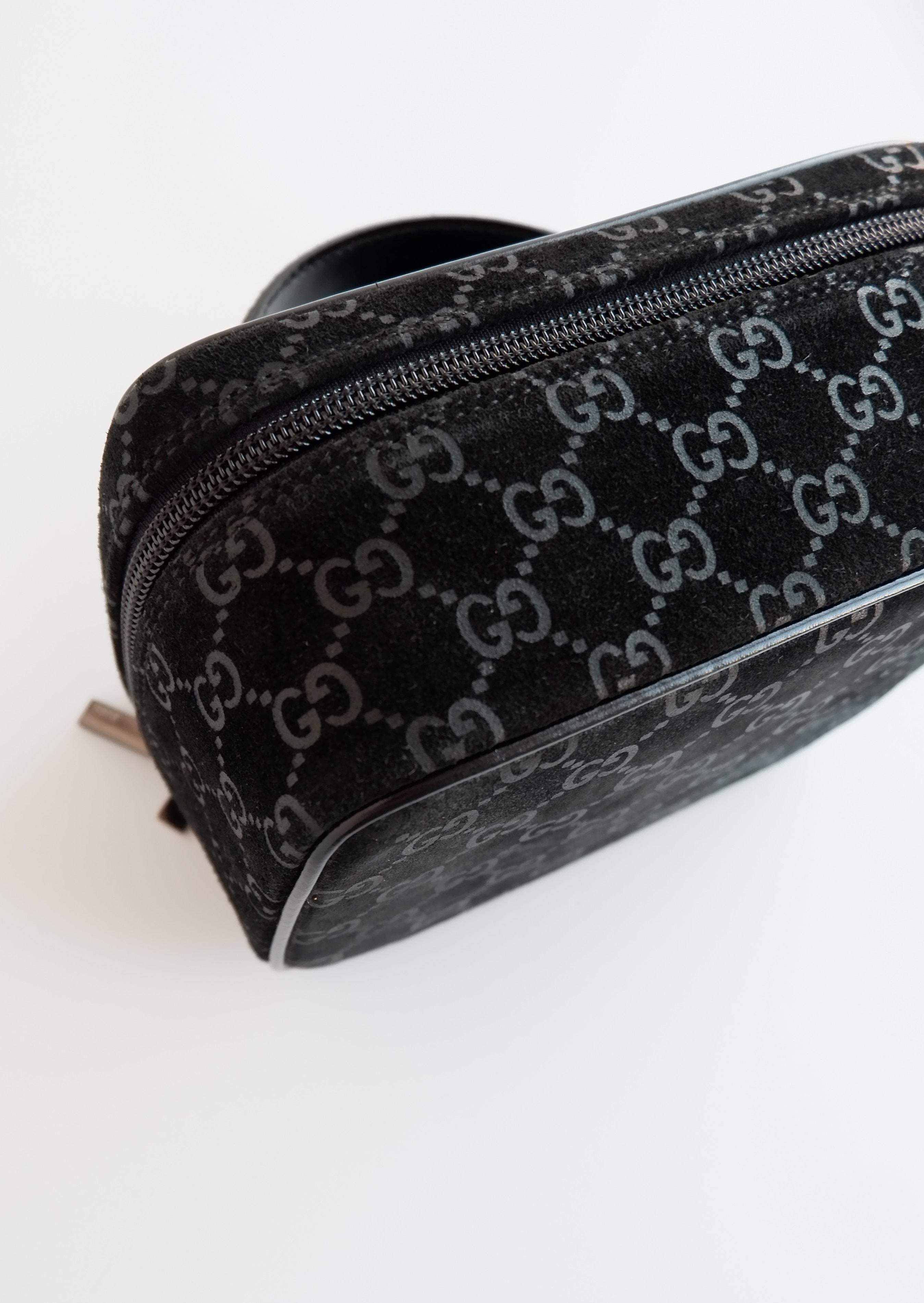 Authentique sac vanity Gucci en daim noir imprimé GG, d'occasion