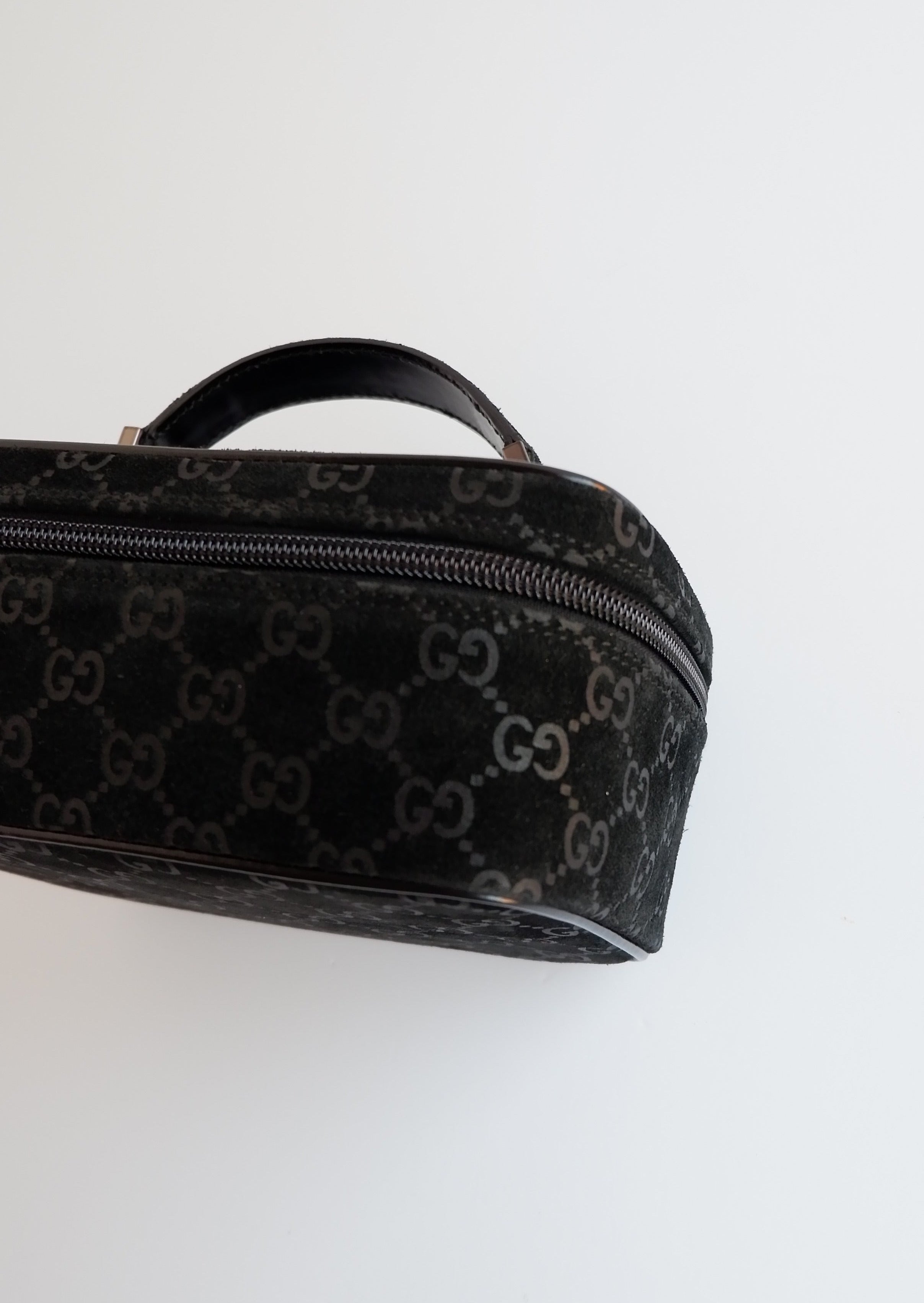 Authentique sac vanity Gucci en daim noir imprimé GG, d'occasion