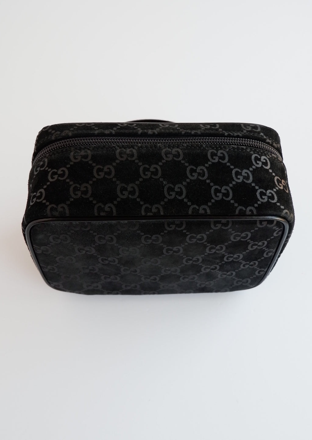 Authentique sac vanity Gucci en daim noir imprimé GG, d'occasion