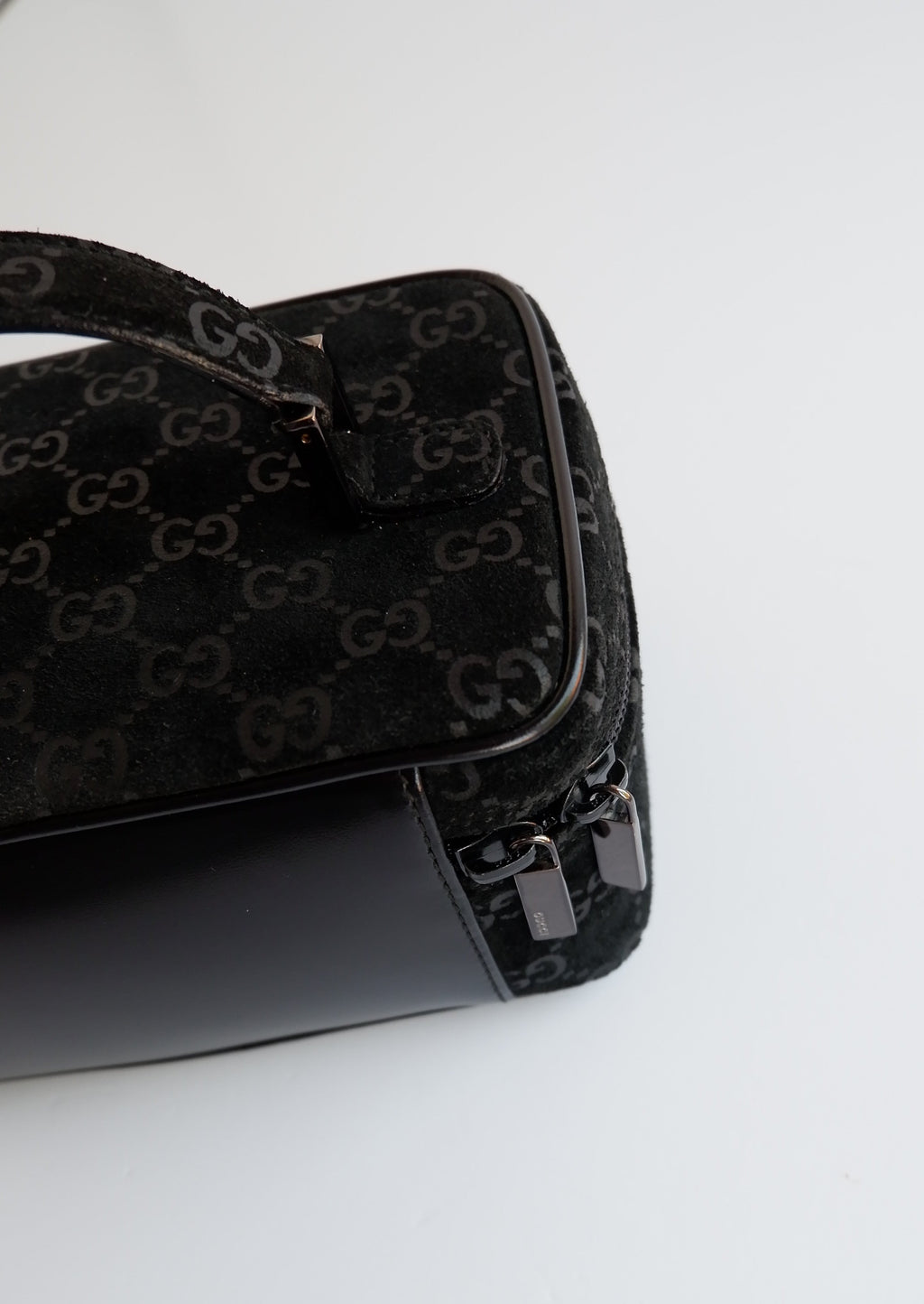 Authentique sac vanity Gucci en daim noir imprimé GG, d'occasion