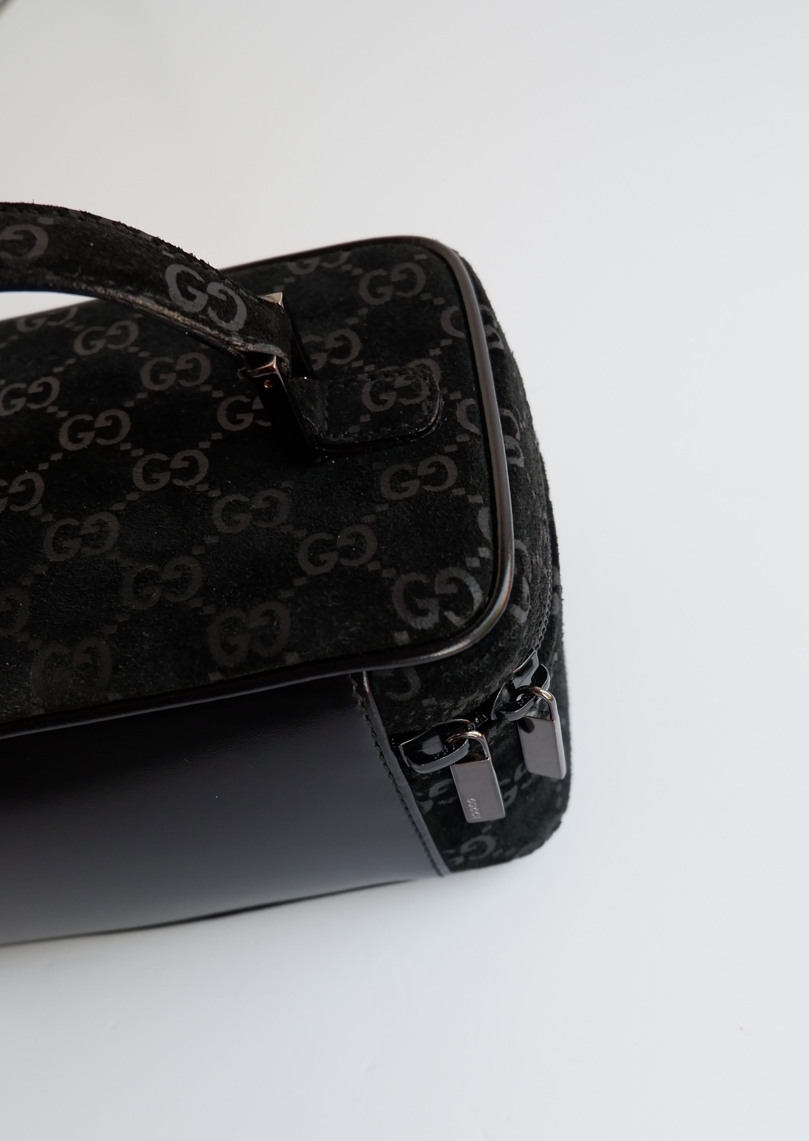 Authentique sac vanity Gucci en daim noir imprimé GG, d'occasion