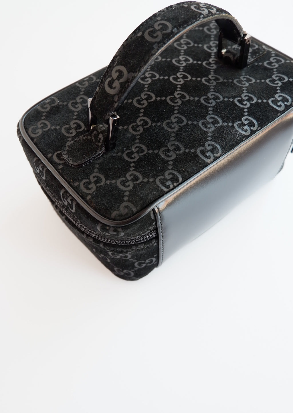 Authentique sac vanity Gucci en daim noir imprimé GG, d'occasion