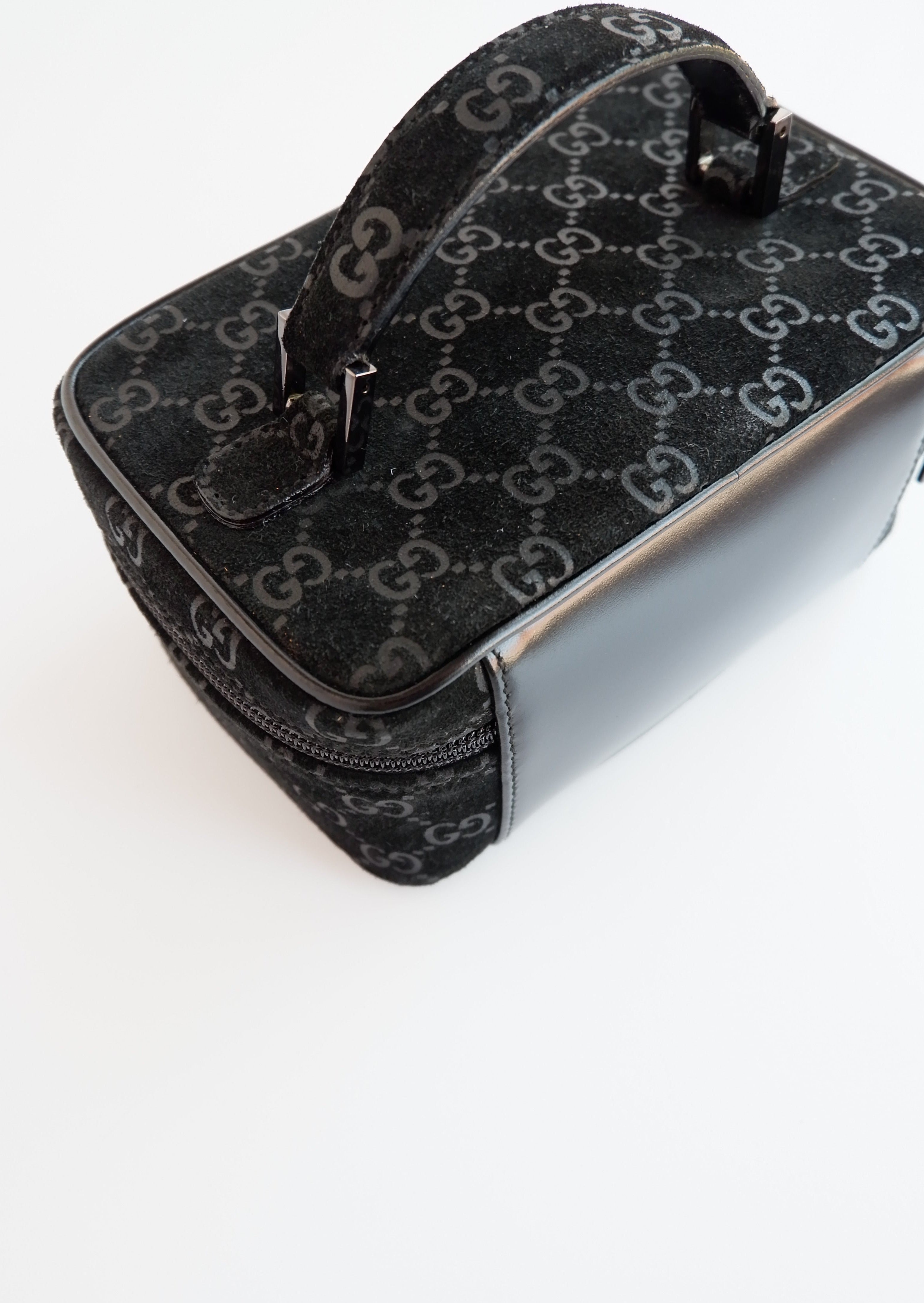 Authentique sac vanity Gucci en daim noir imprimé GG, d'occasion