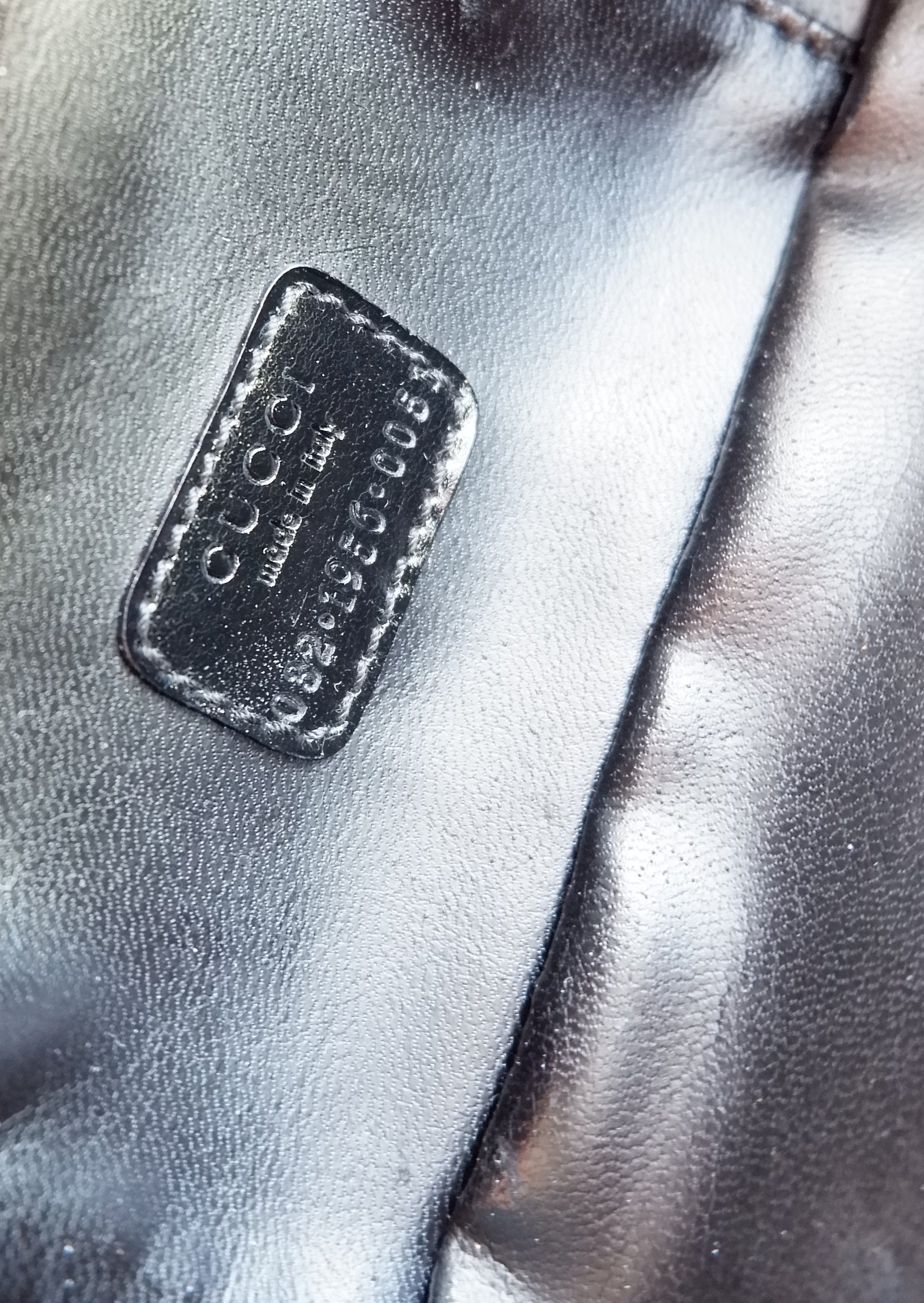 Authentique sac vanity Gucci en daim noir imprimé GG, d'occasion