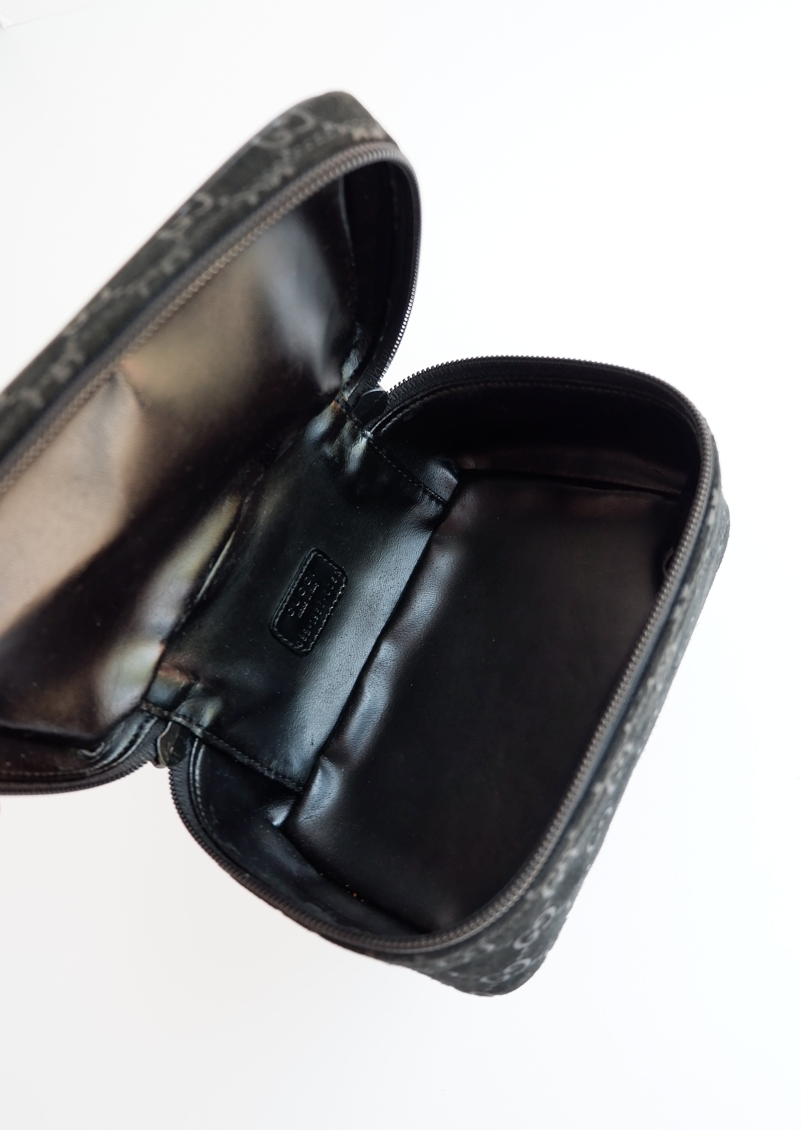 Authentique sac vanity Gucci en daim noir imprimé GG, d'occasion