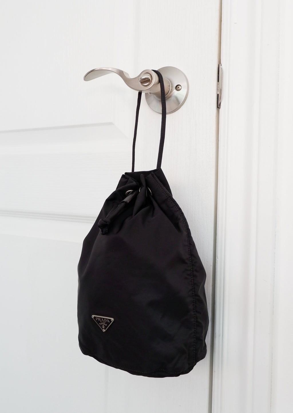 Authentique Pochette Prada en Nylon Noir avec Cordon de Serrage d'occasion
