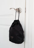 Authentique Pochette Prada en Nylon Noir avec Cordon de Serrage d'occasion