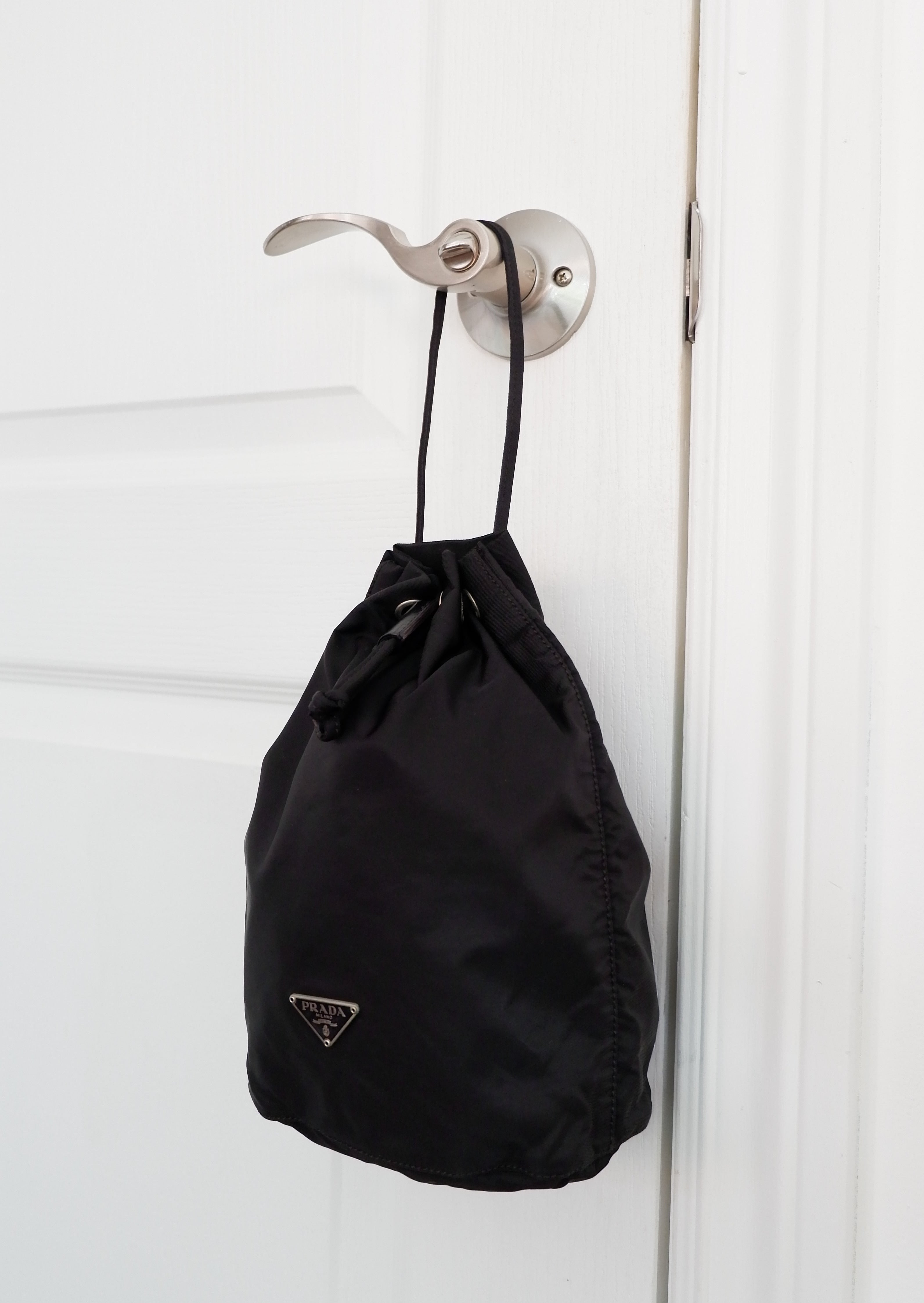 Authentique Pochette Prada en Nylon Noir avec Cordon de Serrage d'occasion