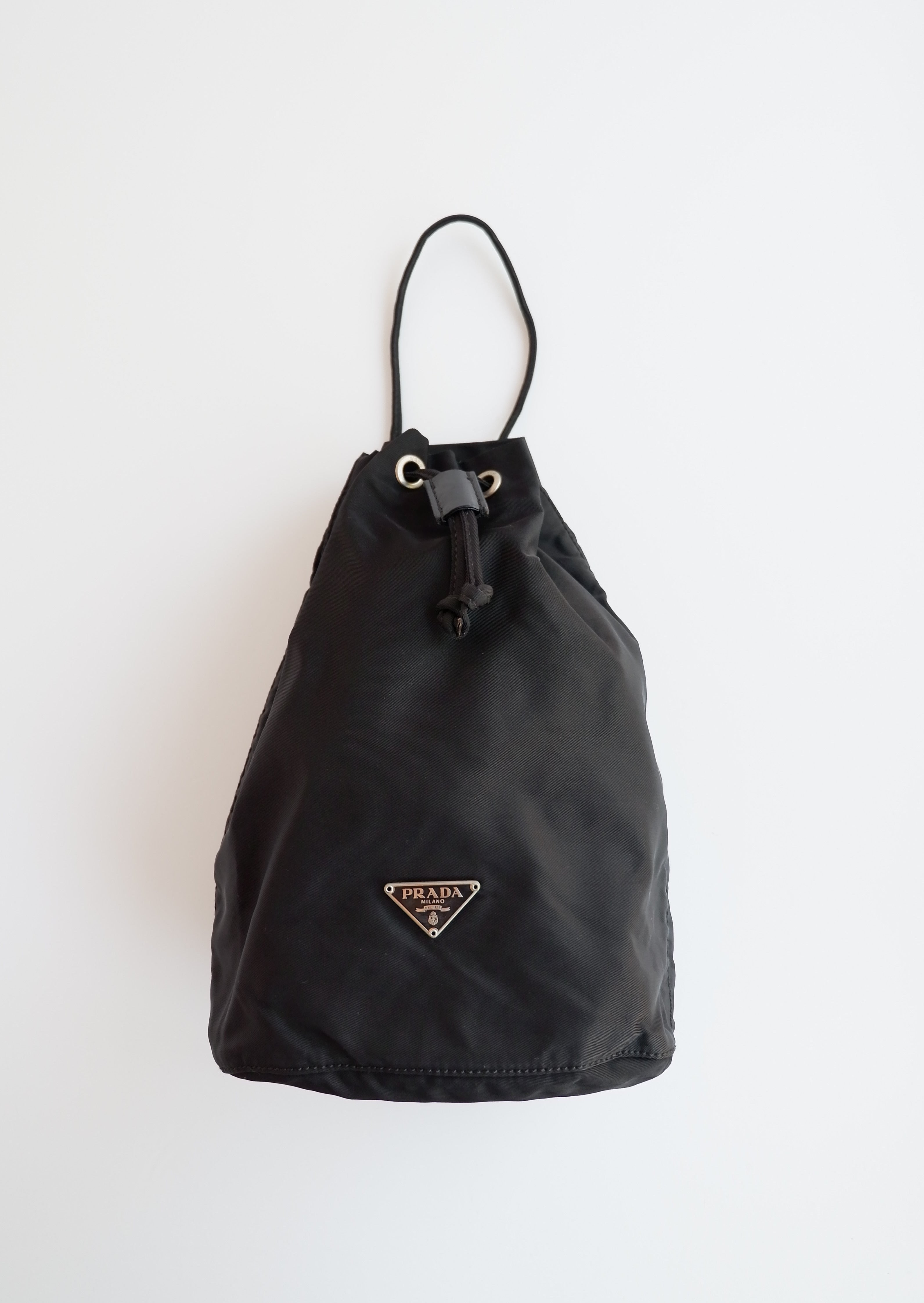 Authentique Pochette Prada en Nylon Noir avec Cordon de Serrage d'occasion