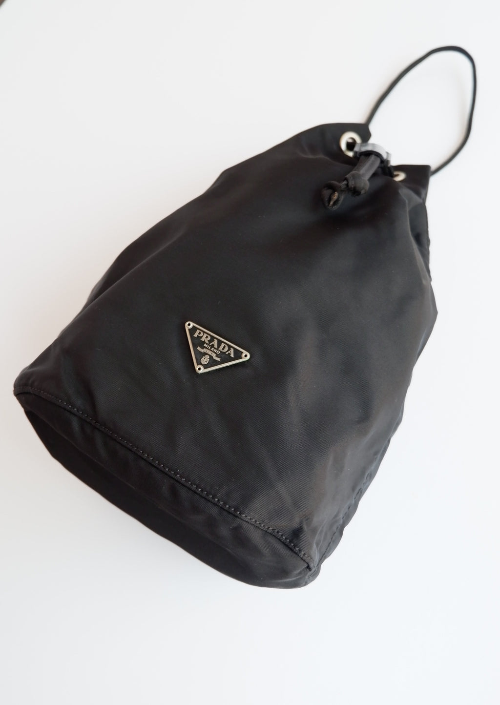 Authentique Pochette Prada en Nylon Noir avec Cordon de Serrage d'occasion