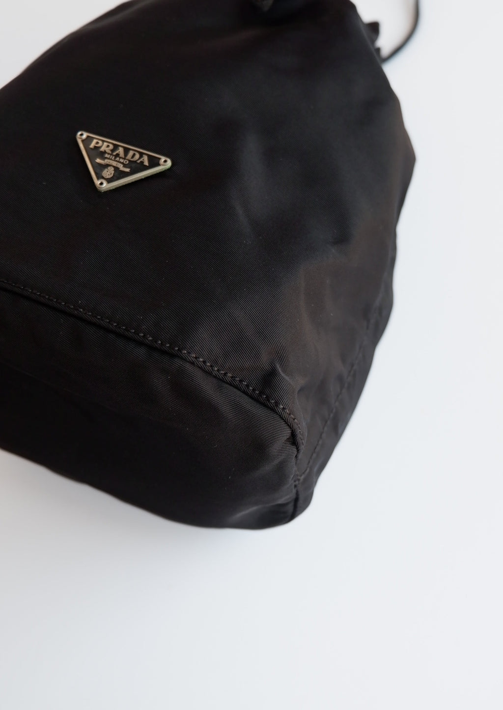 Authentique Pochette Prada en Nylon Noir avec Cordon de Serrage d'occasion