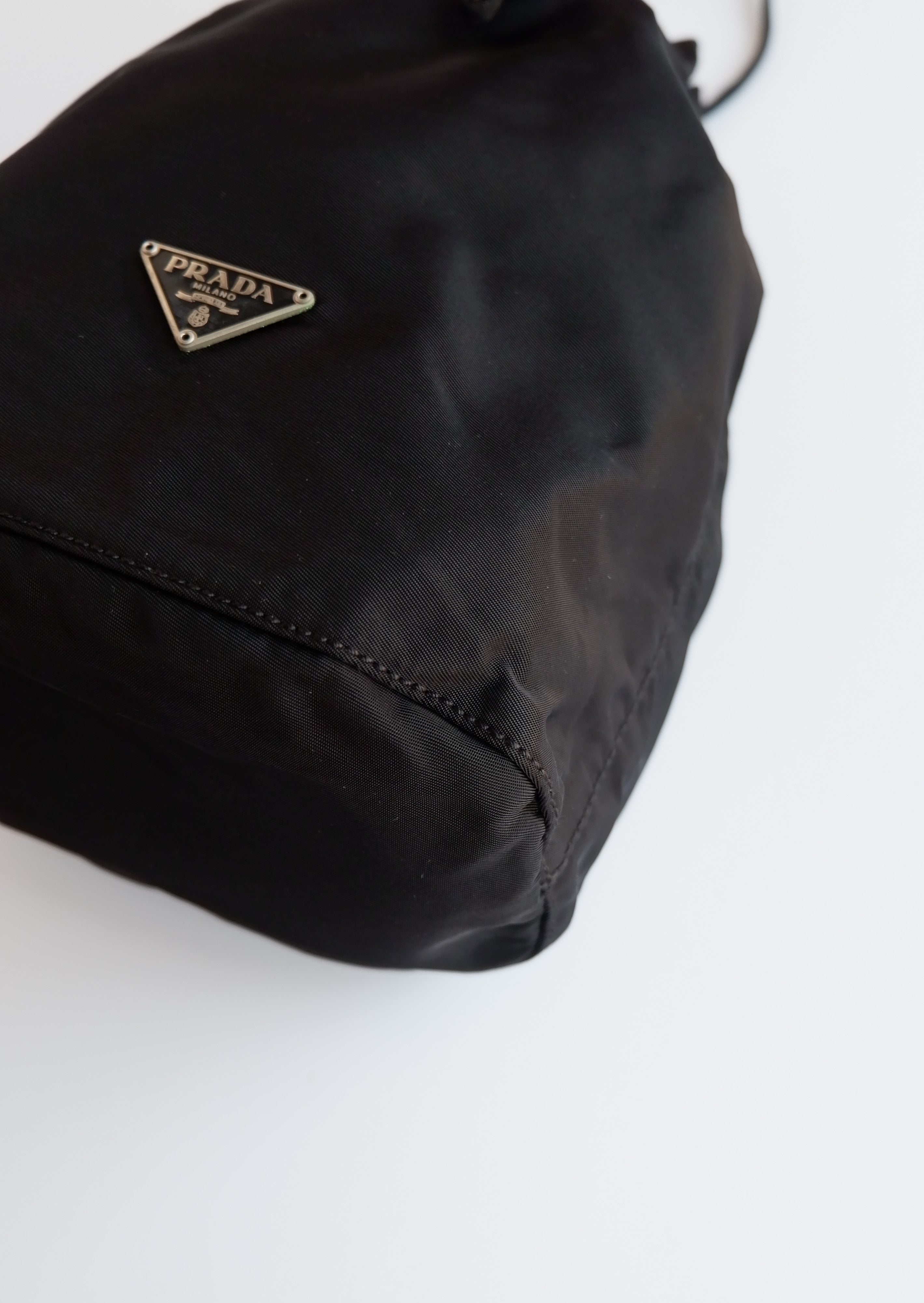 Authentique Pochette Prada en Nylon Noir avec Cordon de Serrage d'occasion