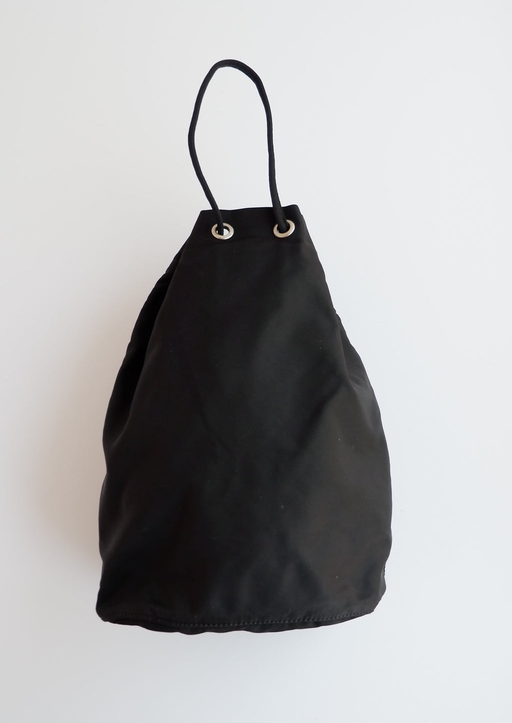 Authentique Pochette Prada en Nylon Noir avec Cordon de Serrage d'occasion