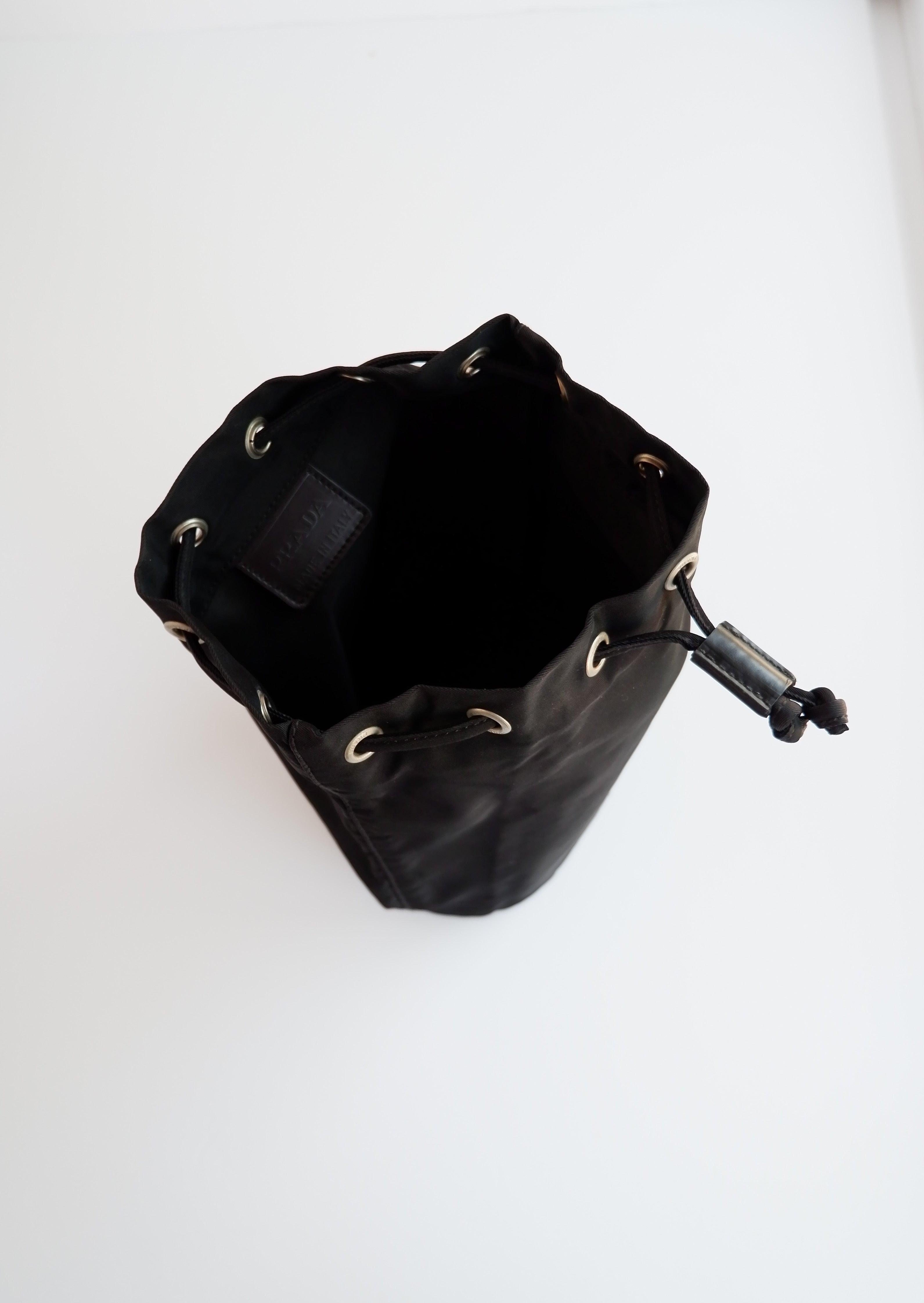 Authentique Pochette Prada en Nylon Noir avec Cordon de Serrage d'occasion