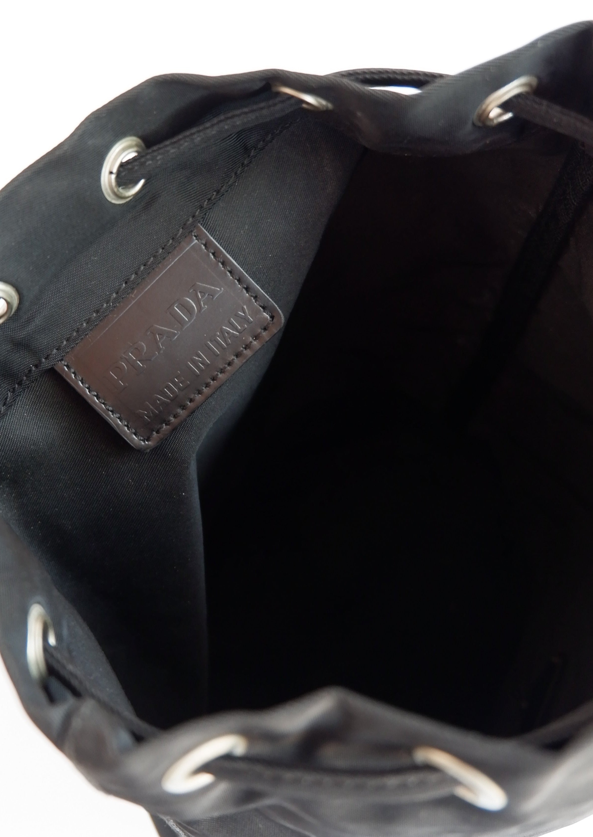 Authentique Pochette Prada en Nylon Noir avec Cordon de Serrage d'occasion