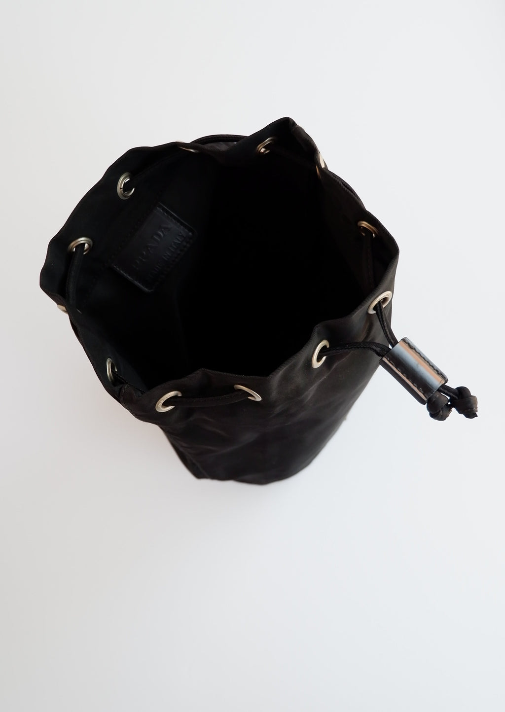 Authentique Pochette Prada en Nylon Noir avec Cordon de Serrage d'occasion