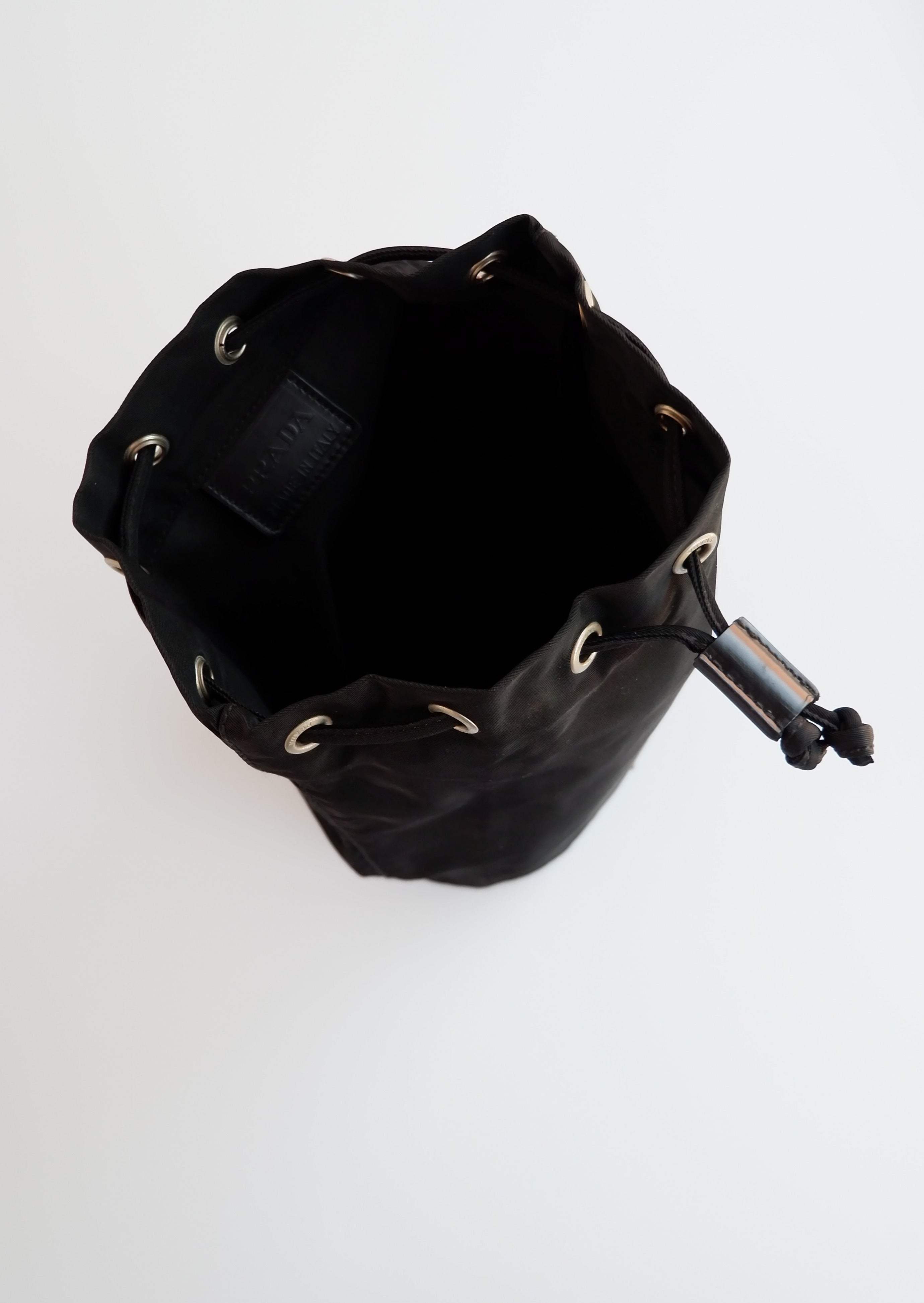 Authentique Pochette Prada en Nylon Noir avec Cordon de Serrage d'occasion