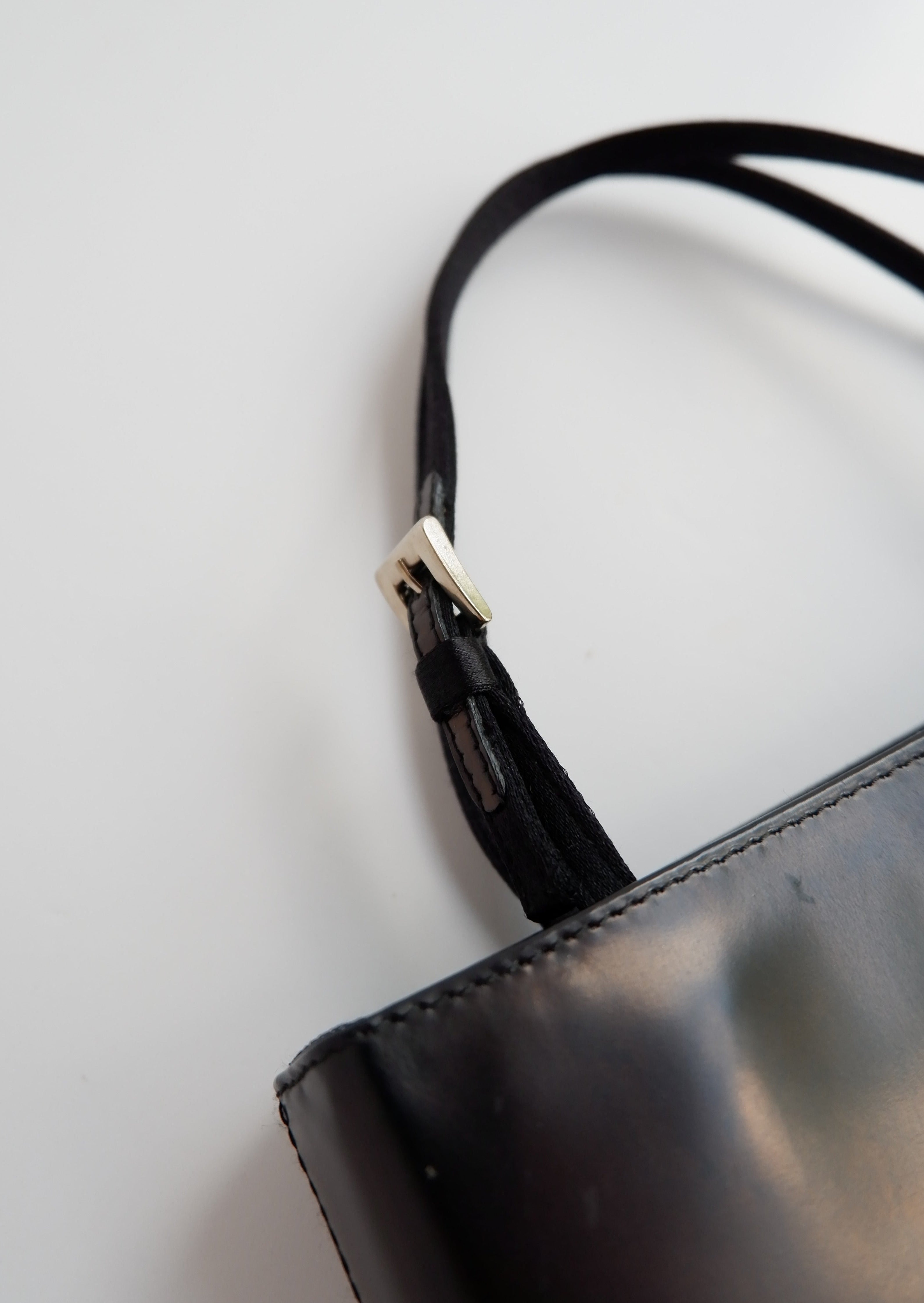 Sac/cabas micro Prada authentique d'occasion en cuir verni noir