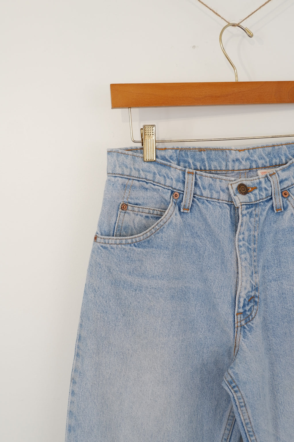 Levis Vintage 550 Light Wash Tapered Leg Jeans - 28